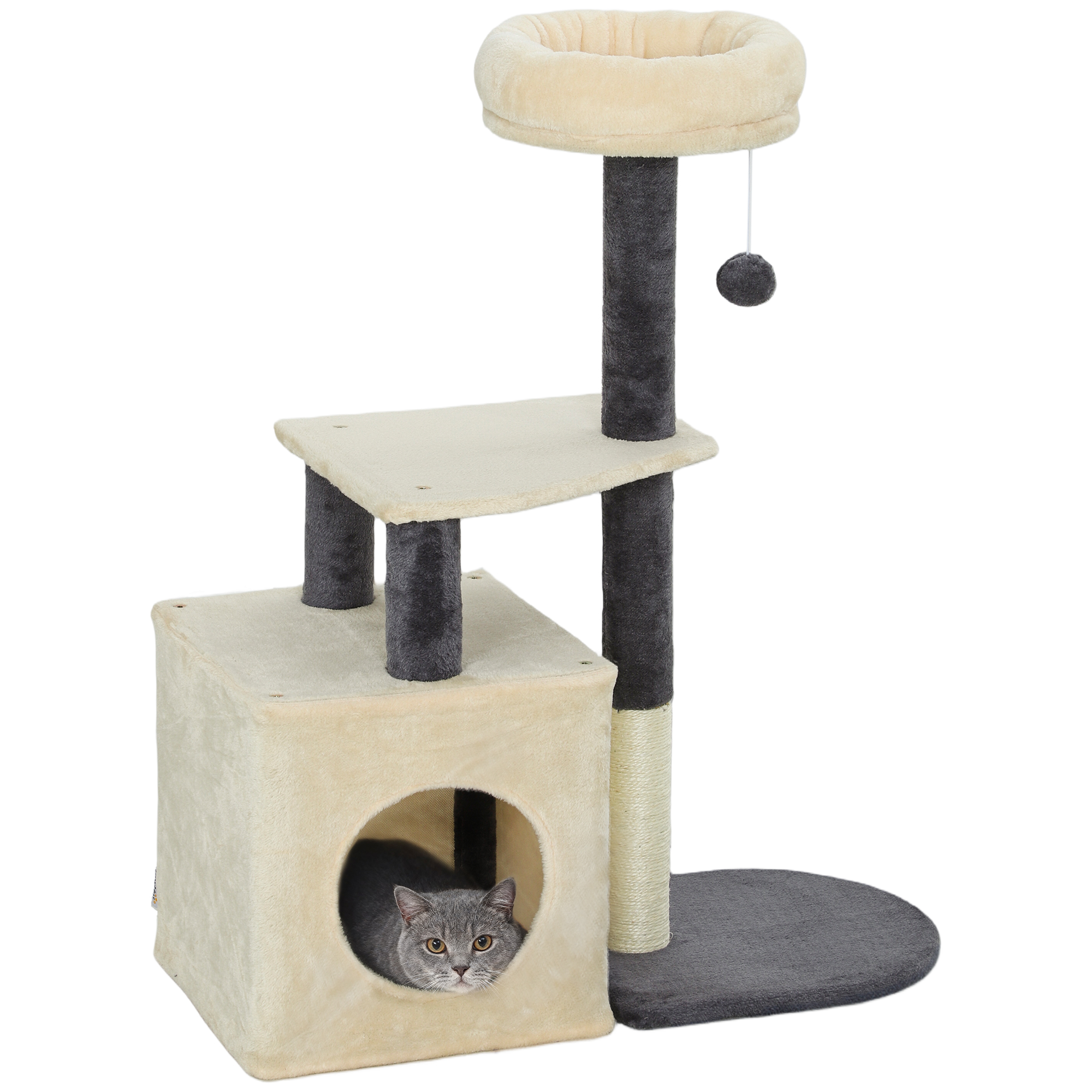 Un gatto grigio seduto su un albero tiragraffi beige con amaca e giocattolo.
