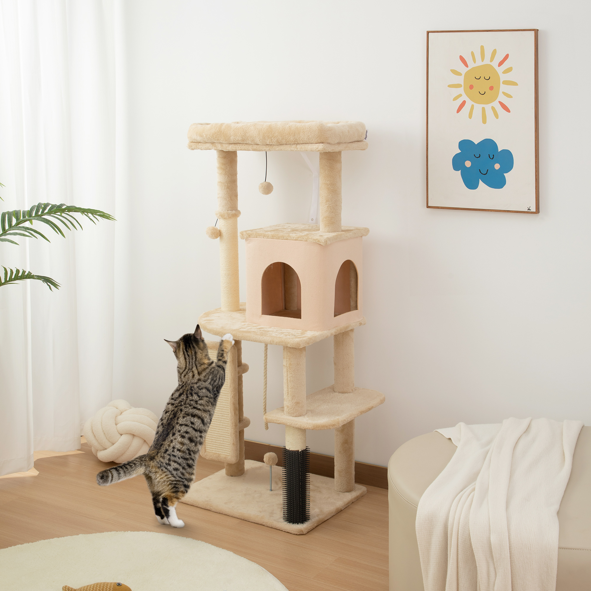 Un gatto gioca con un tiragraffi in una stanza luminosa con un quadro di sole e nuvola.