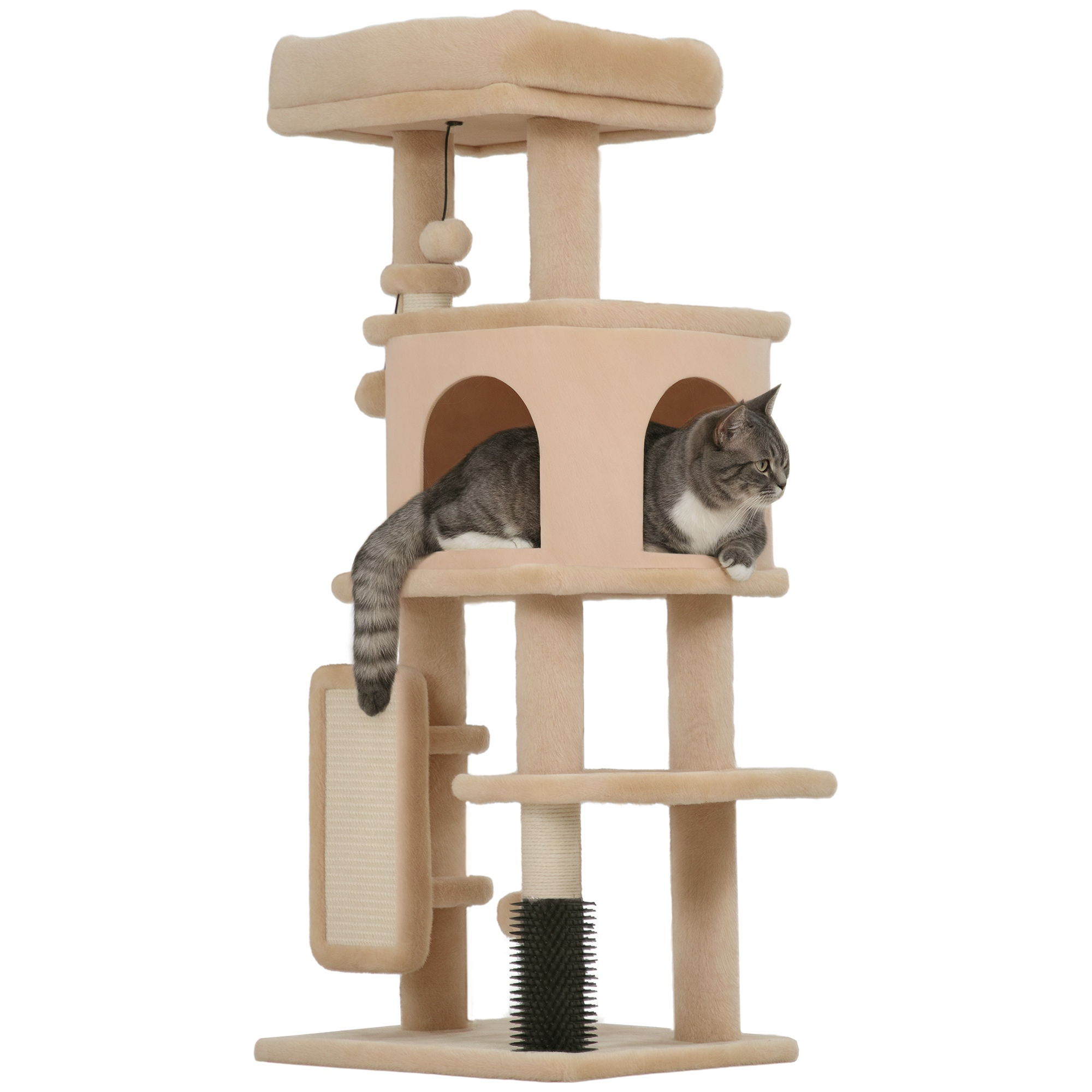 Un gatto tigrato riposa su un tiragraffi beige a più livelli.