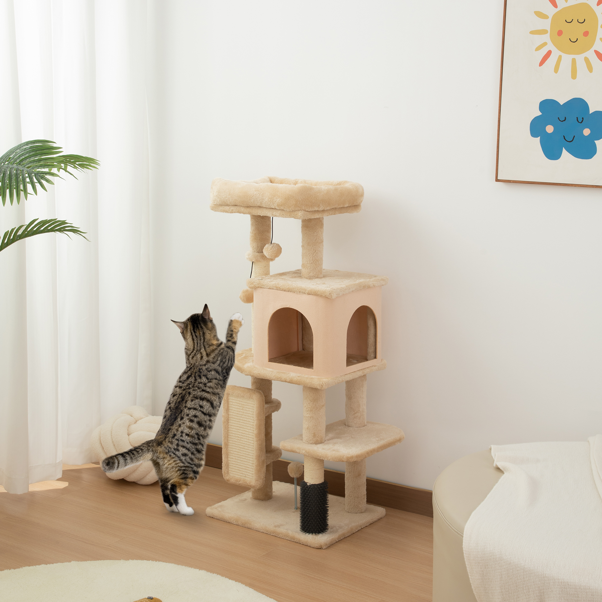 Un gatto si arrampica su un tiragraffi beige in una stanza luminosa con tende e un quadro.