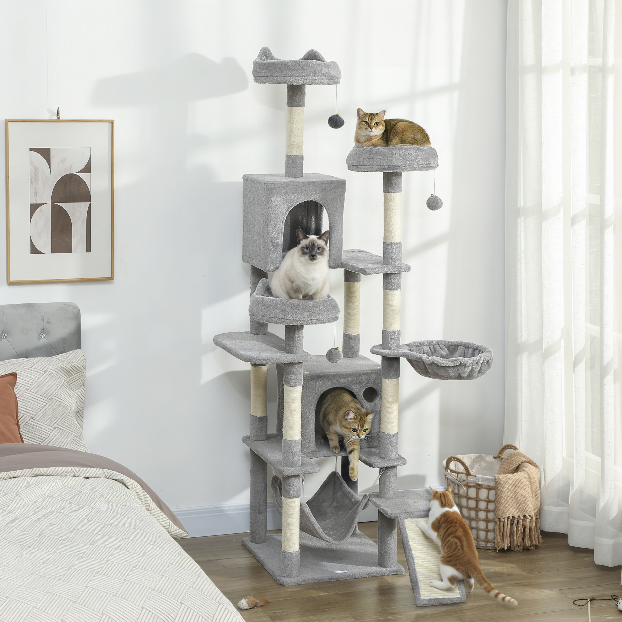 Albero tiragraffi grigio con quattro gatti, giocattoli e un letto.