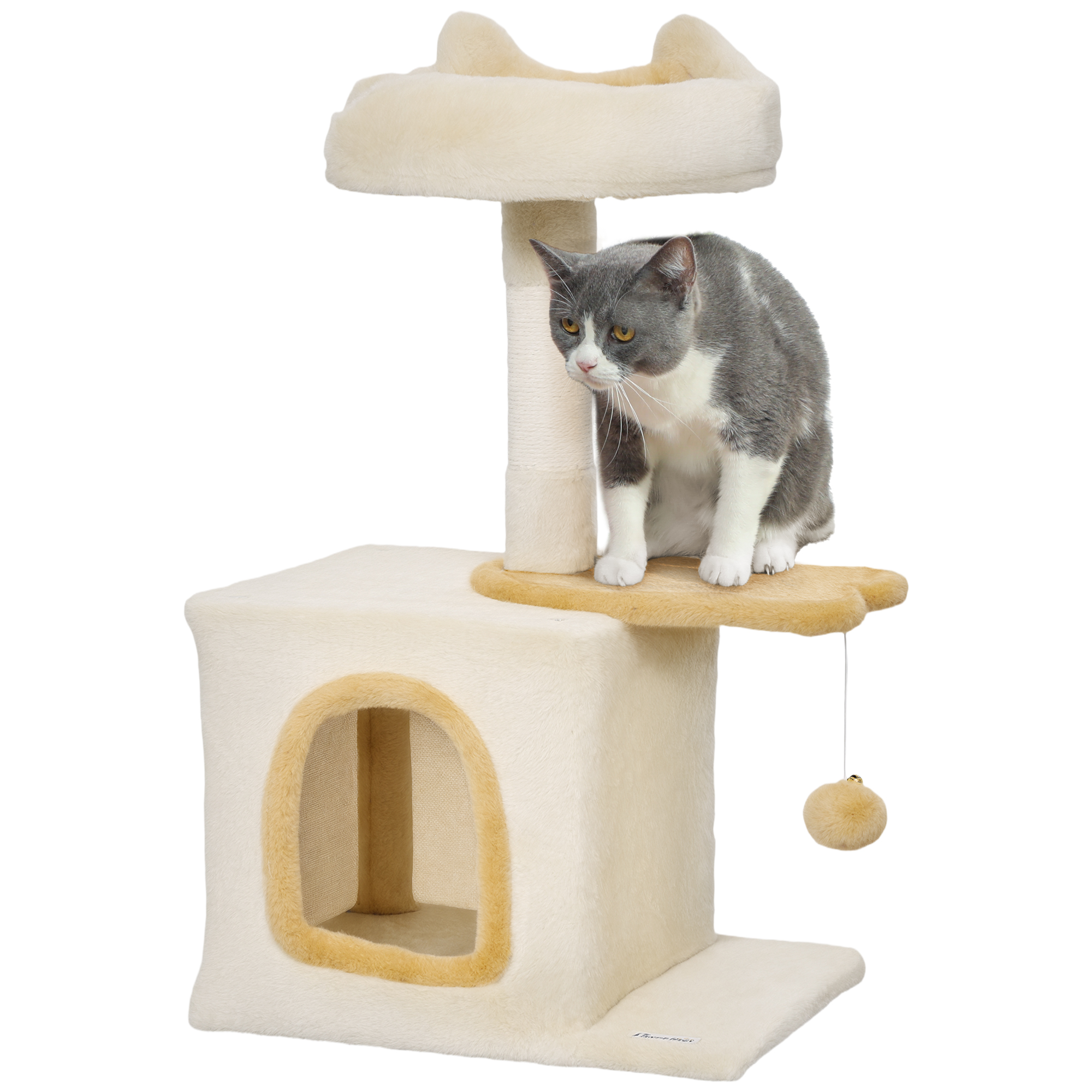 Gatto grigio e bianco seduto su un tiragraffi color crema con palla giocattolo.