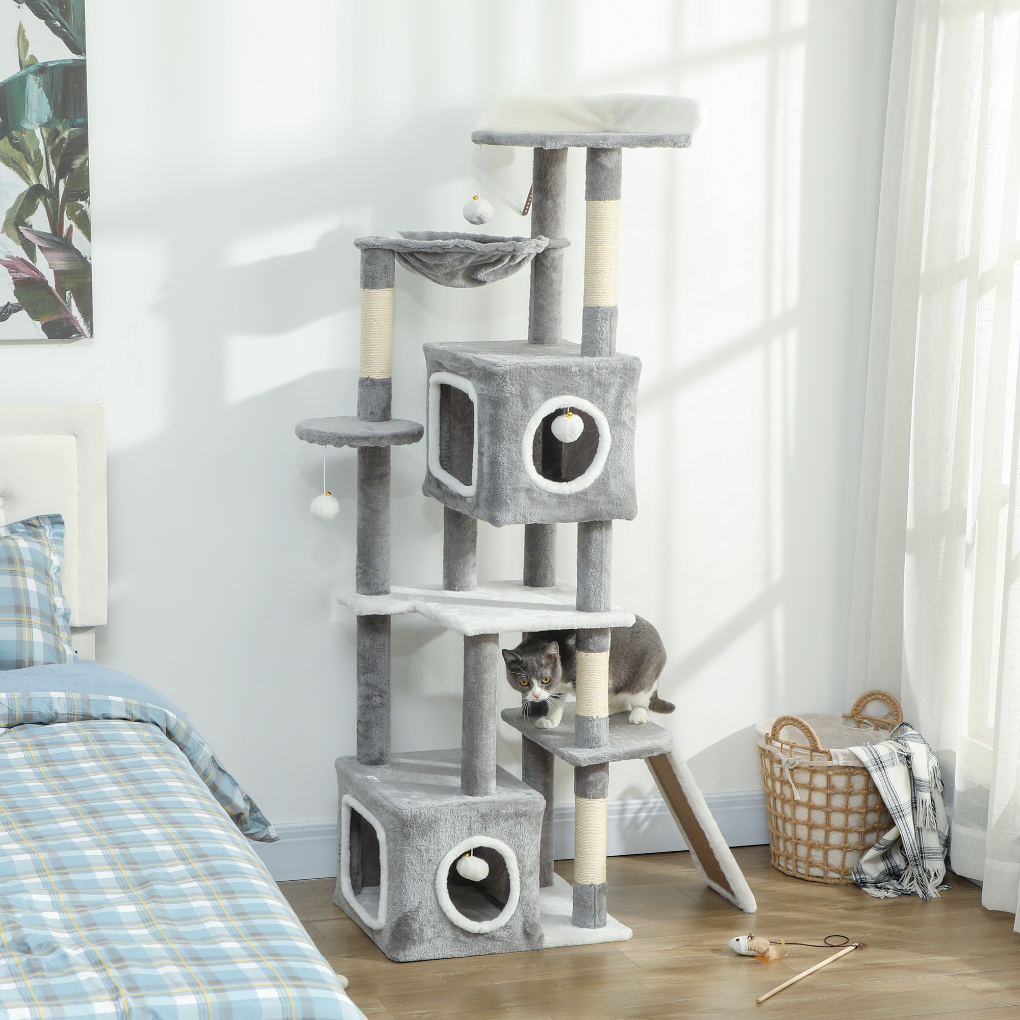 Albero tiragraffi grigio con amaca, cubi, giochi e un gatto che interagisce.