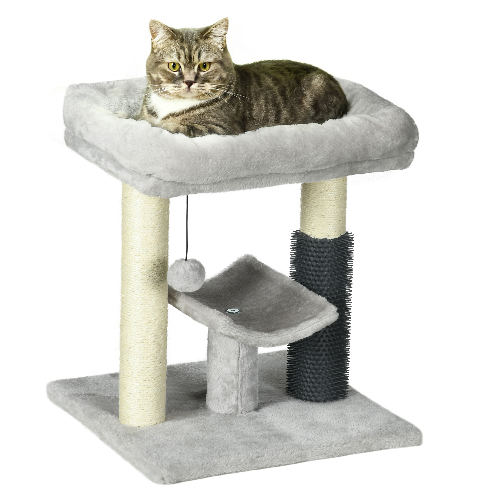 Un gatto soriano riposa su un tiragraffi grigio con un giocattolo.