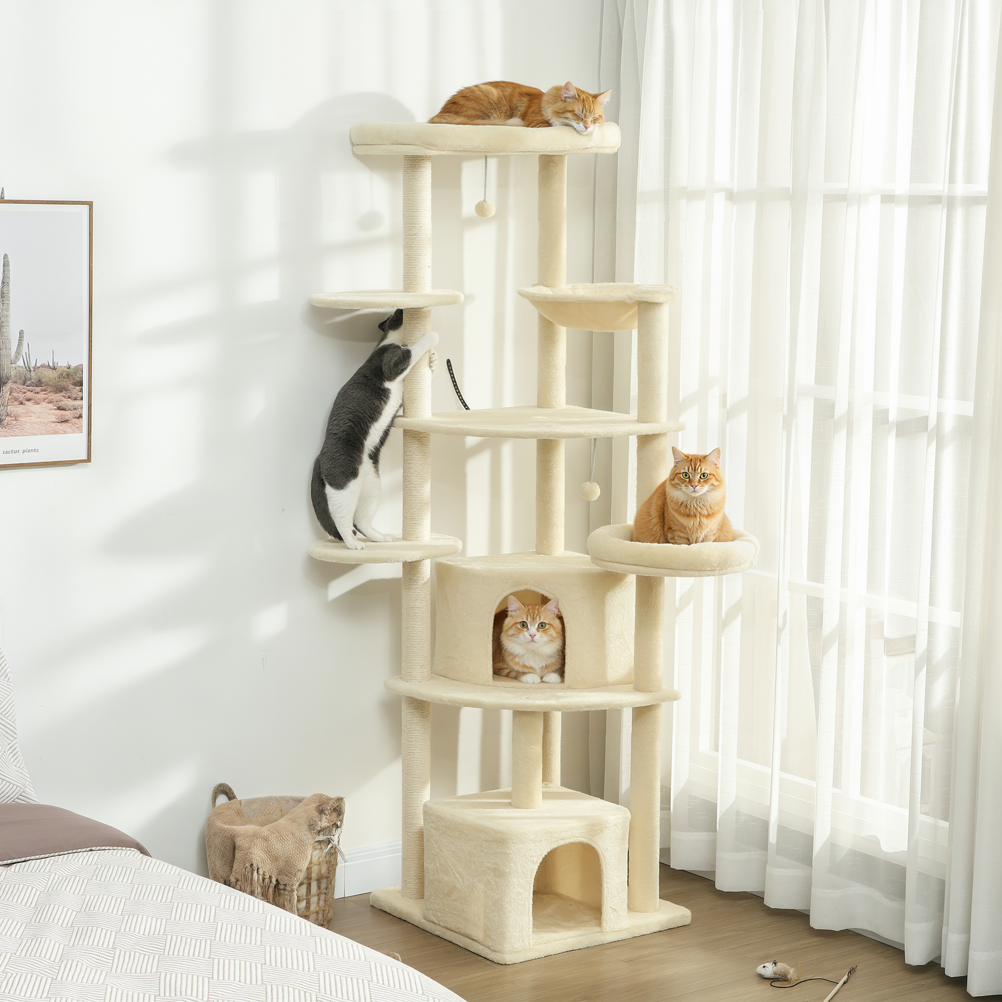 Un tiragraffi beige con tre gatti: uno dorme, uno si arrampica, uno è seduto.
