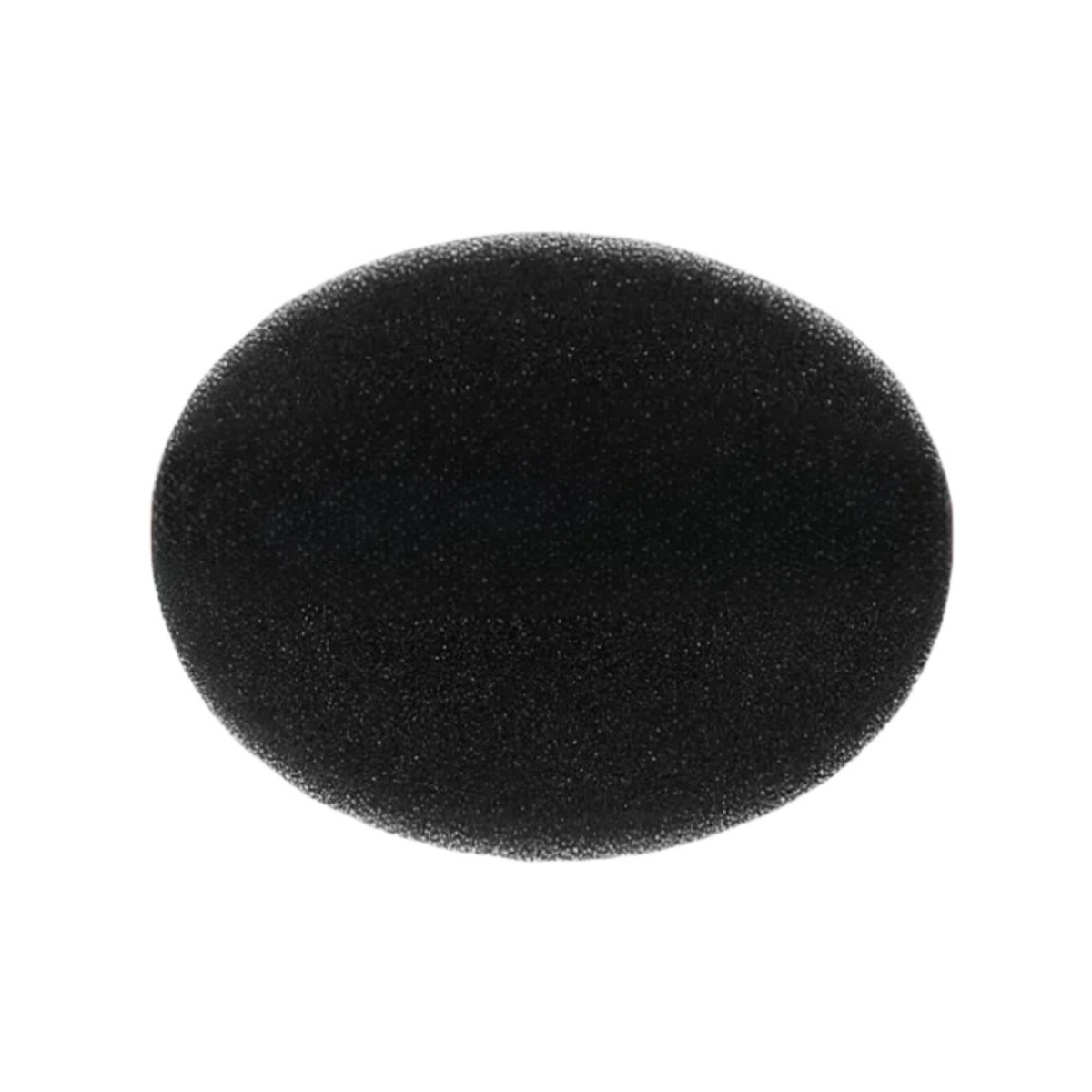 Un filtro in schiuma nera su sfondo bianco.