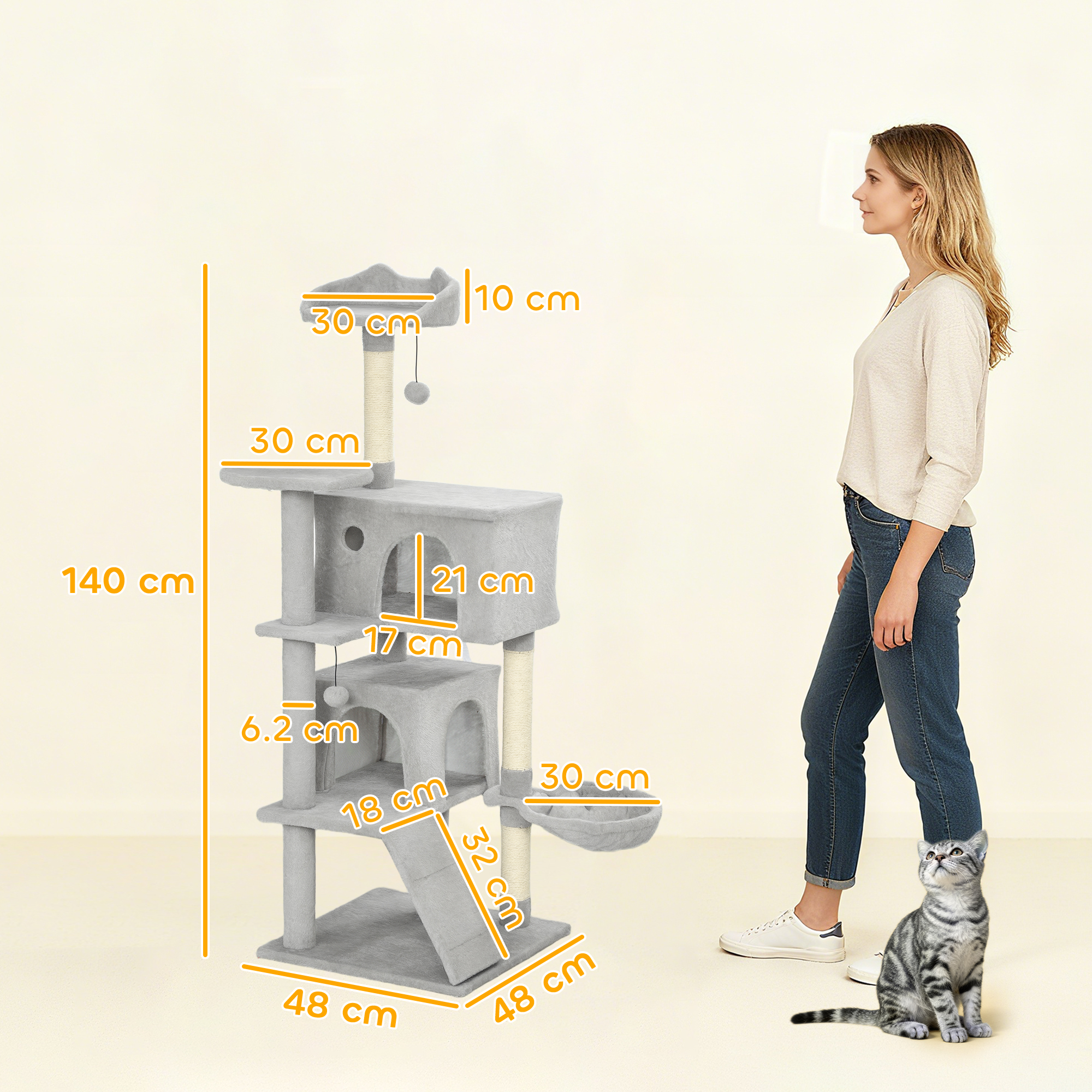 Un tiragraffi grigio a più livelli con dimensioni. Una donna è vicina.