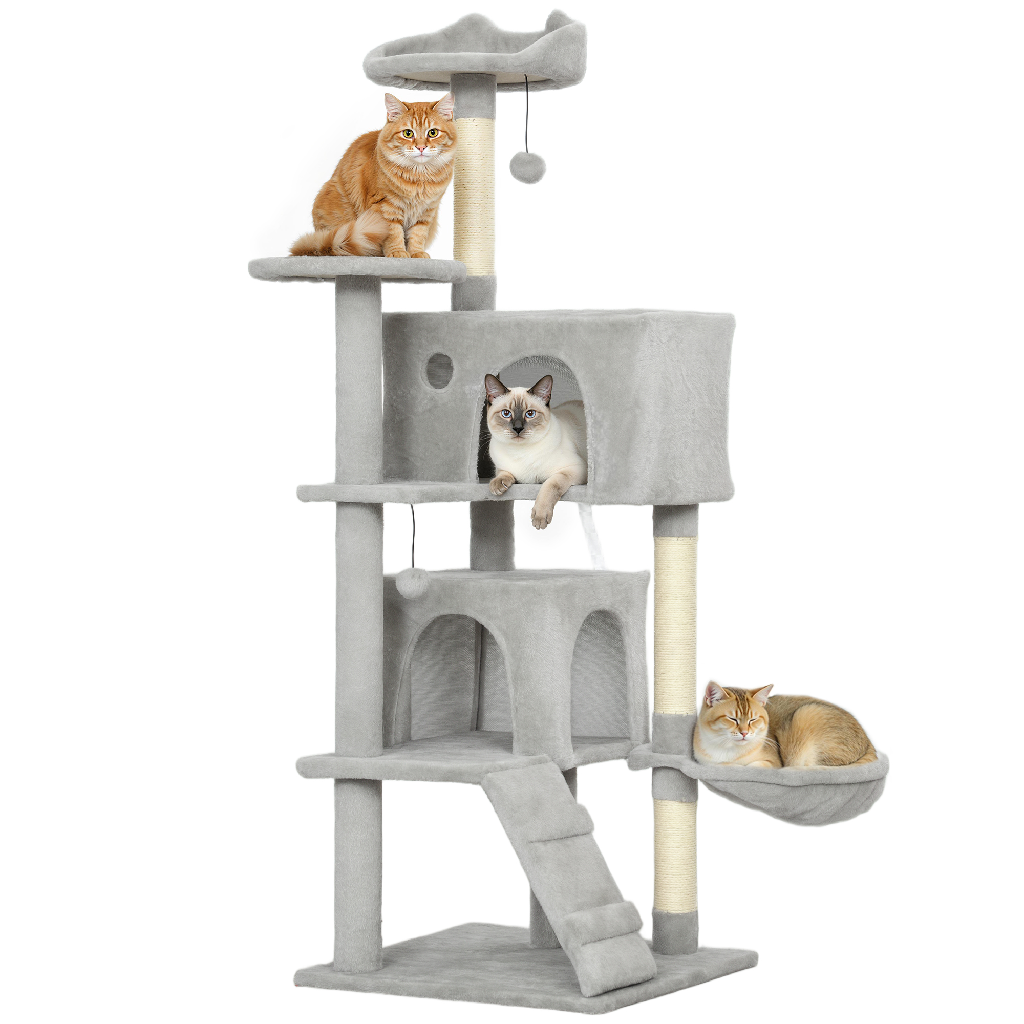 Tre gatti su un tiragraffi grigio a più livelli con giocattoli.