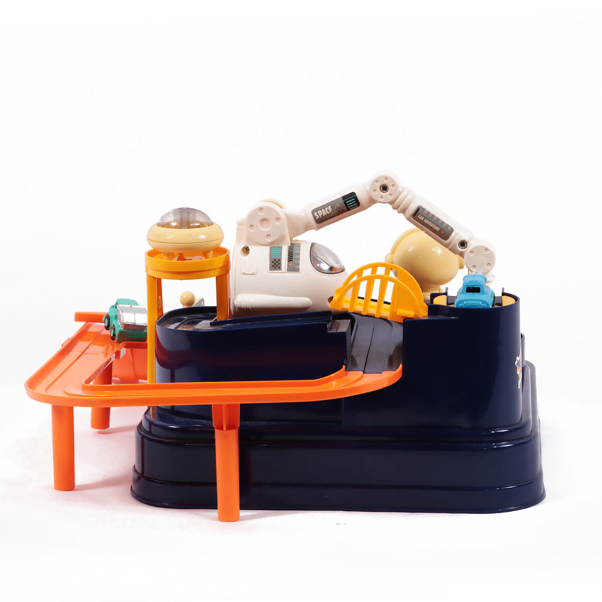 Un set de coches de juguete con rampa, grúa y dos coches pequeños.