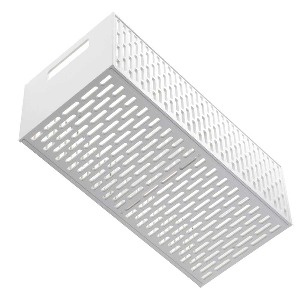 Un cesto di plastica bianco e forato con manici. Esposto su sfondo bianco.