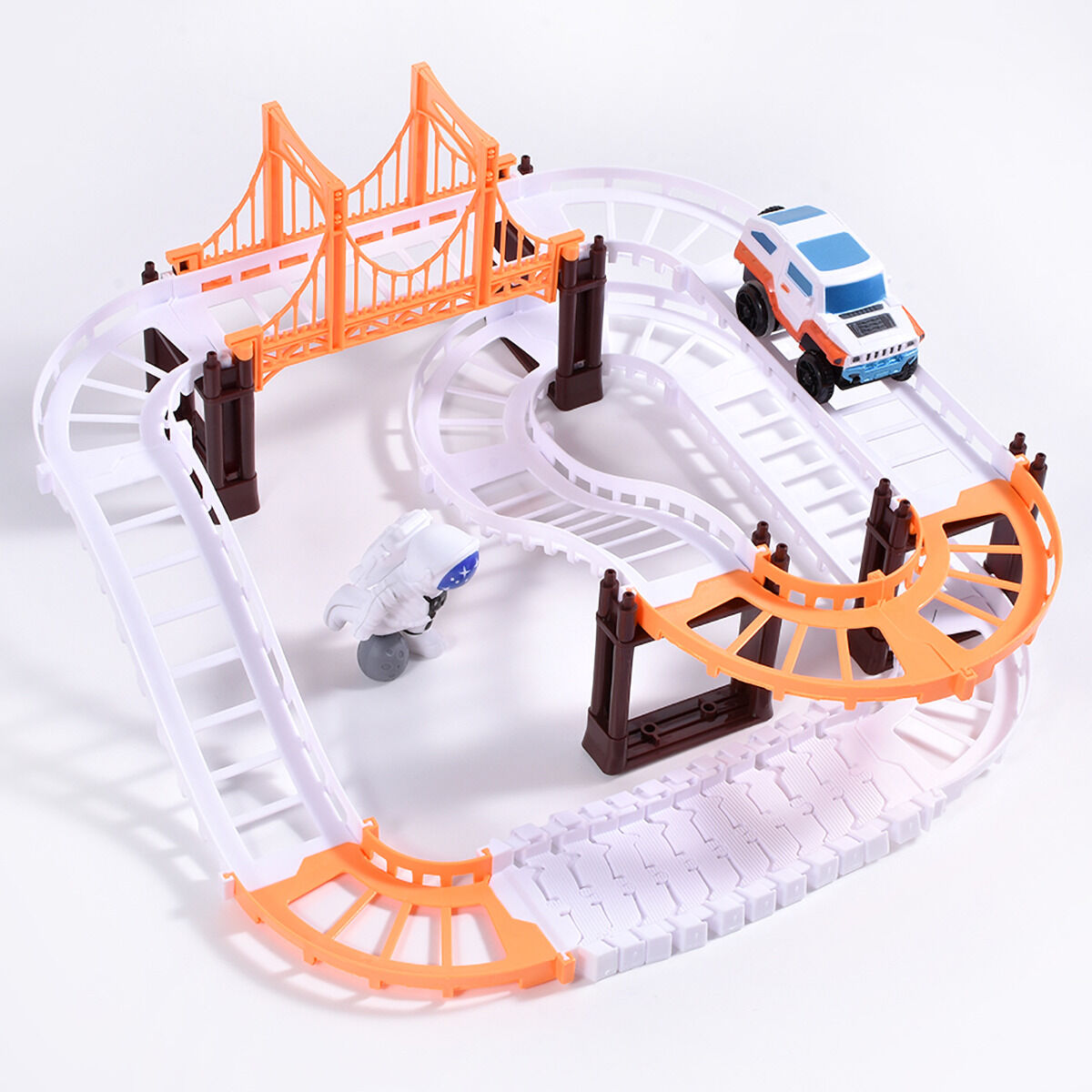 Coche de juguete y astronauta en una pista de carreras blanca y naranja con puente.
