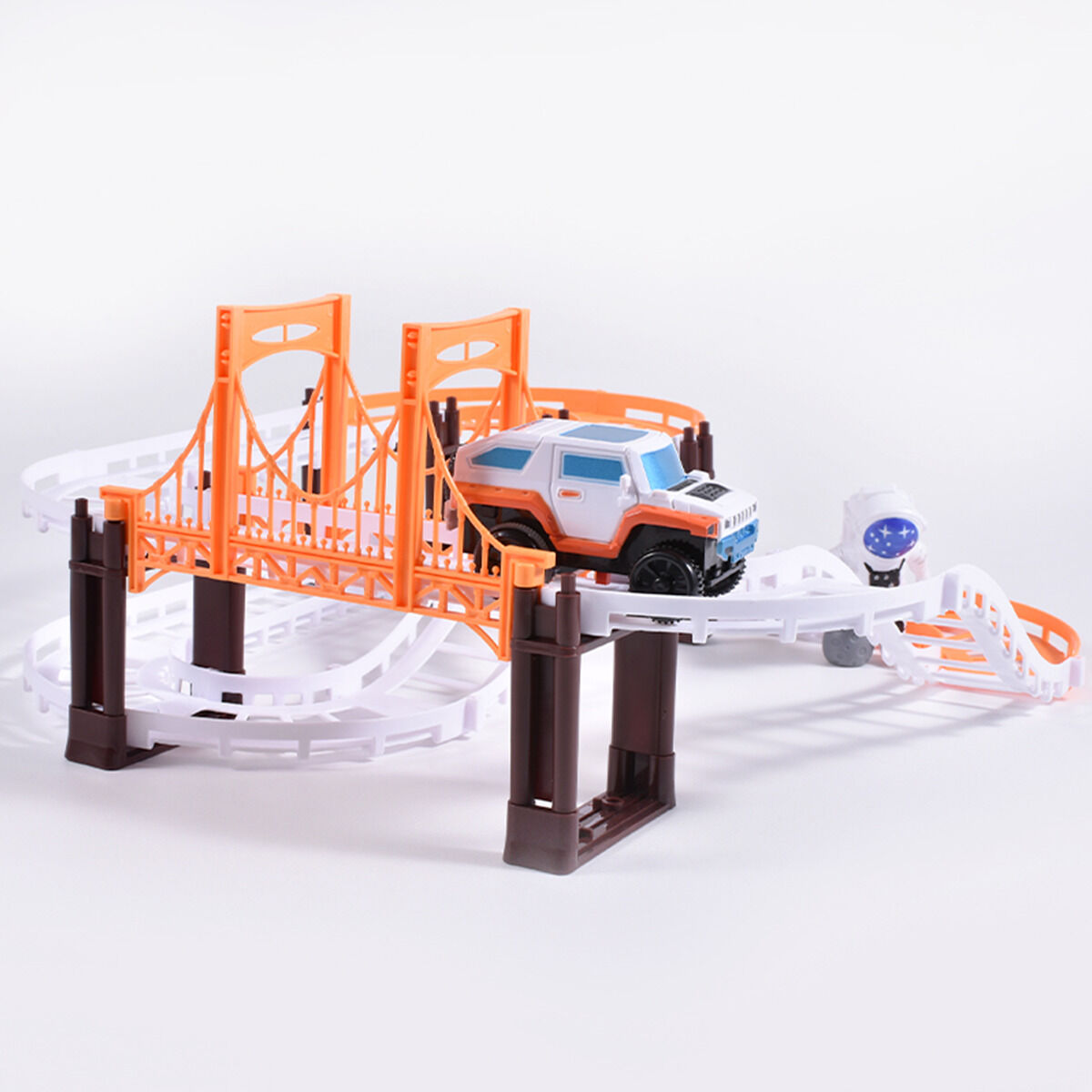 Coche de juguete en puente naranja con pista blanca y figura de astronauta.