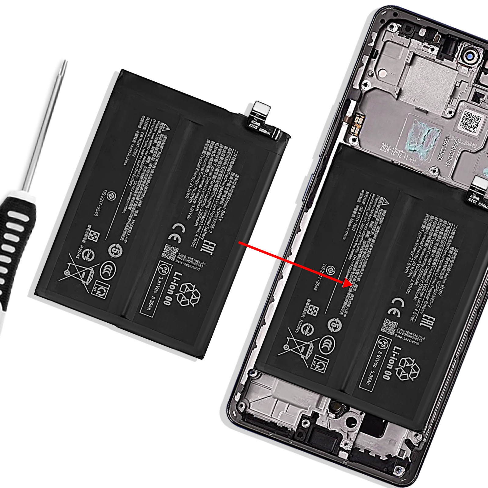 Uno smartphone con la batteria rimossa, accanto a un cacciavite su sfondo bianco.