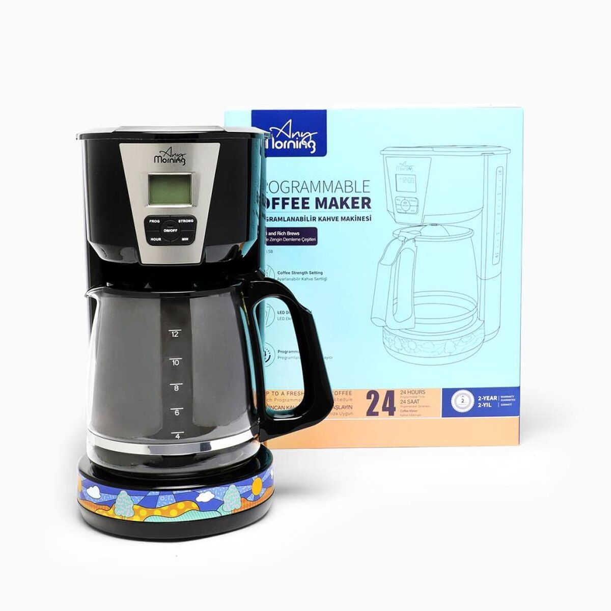 Una cafetera negra con jarra de cristal y caja está sobre una mesa.