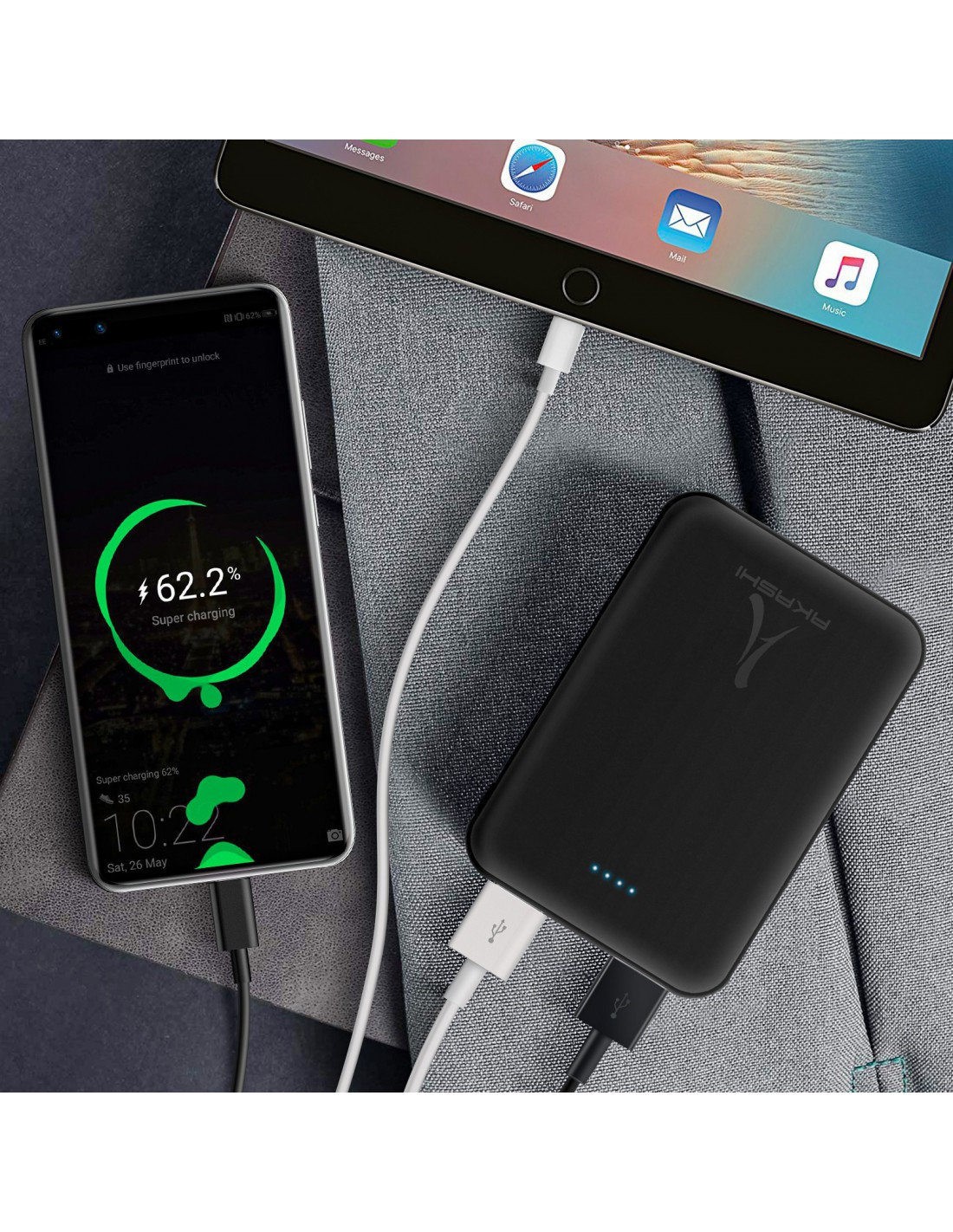 Uno smartphone e un tablet neri sono collegati a un power bank tramite cavi.
