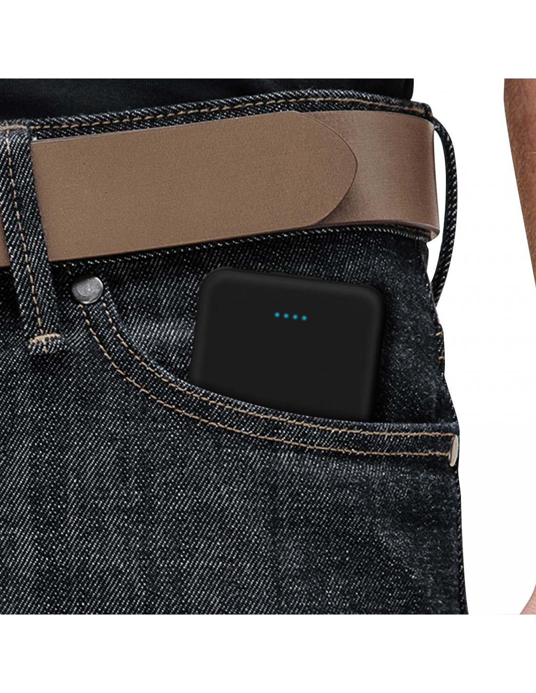 Un caricabatterie portatile nero con quattro spie blu nella tasca di jeans scuri.