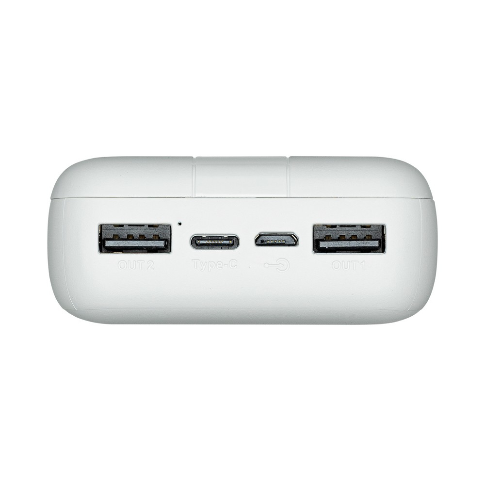 Un power bank bianco con due porte di uscita USB e una porta Type-C.