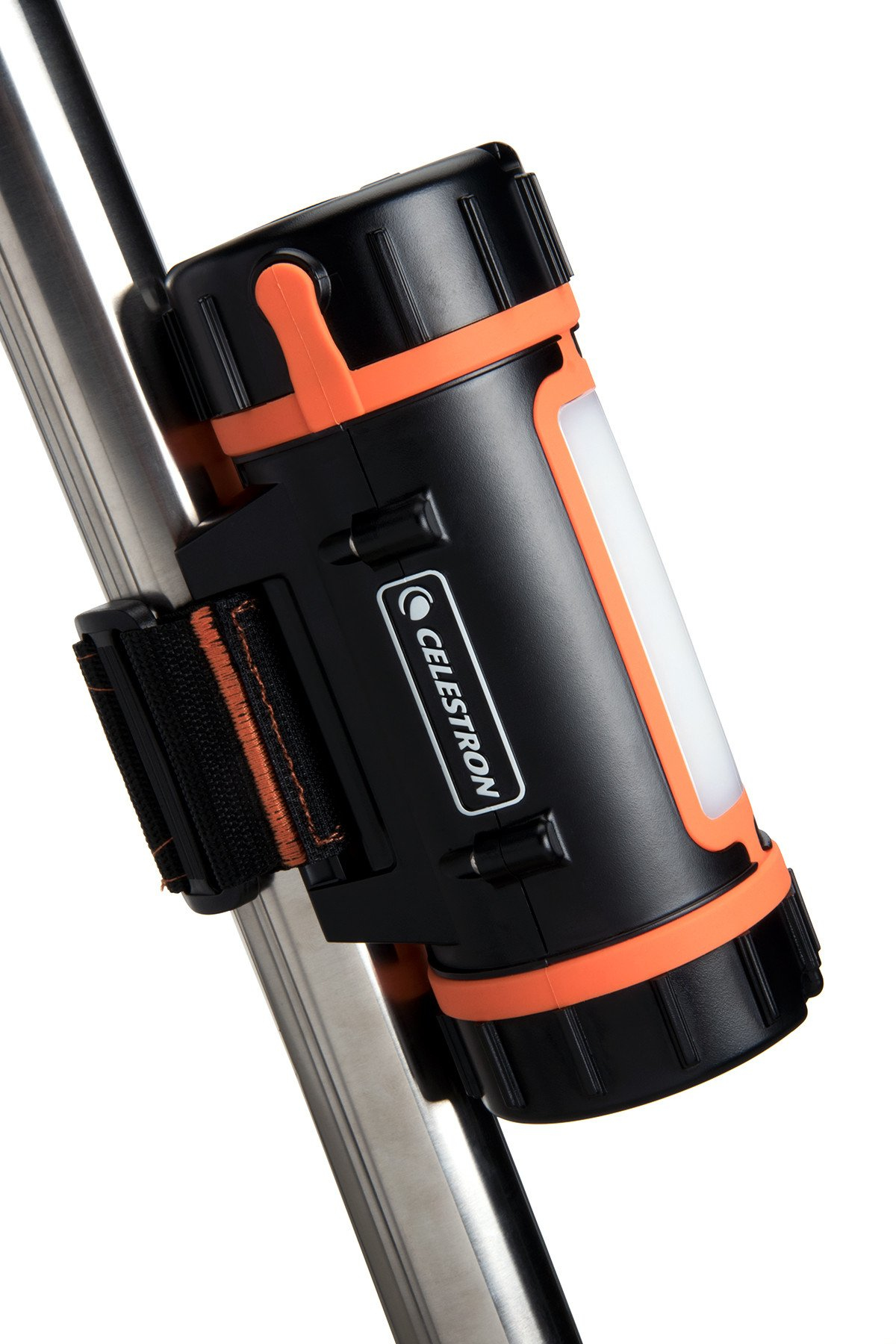 Lampe torche Celestron noire et orange fixée sur un poteau métallique.