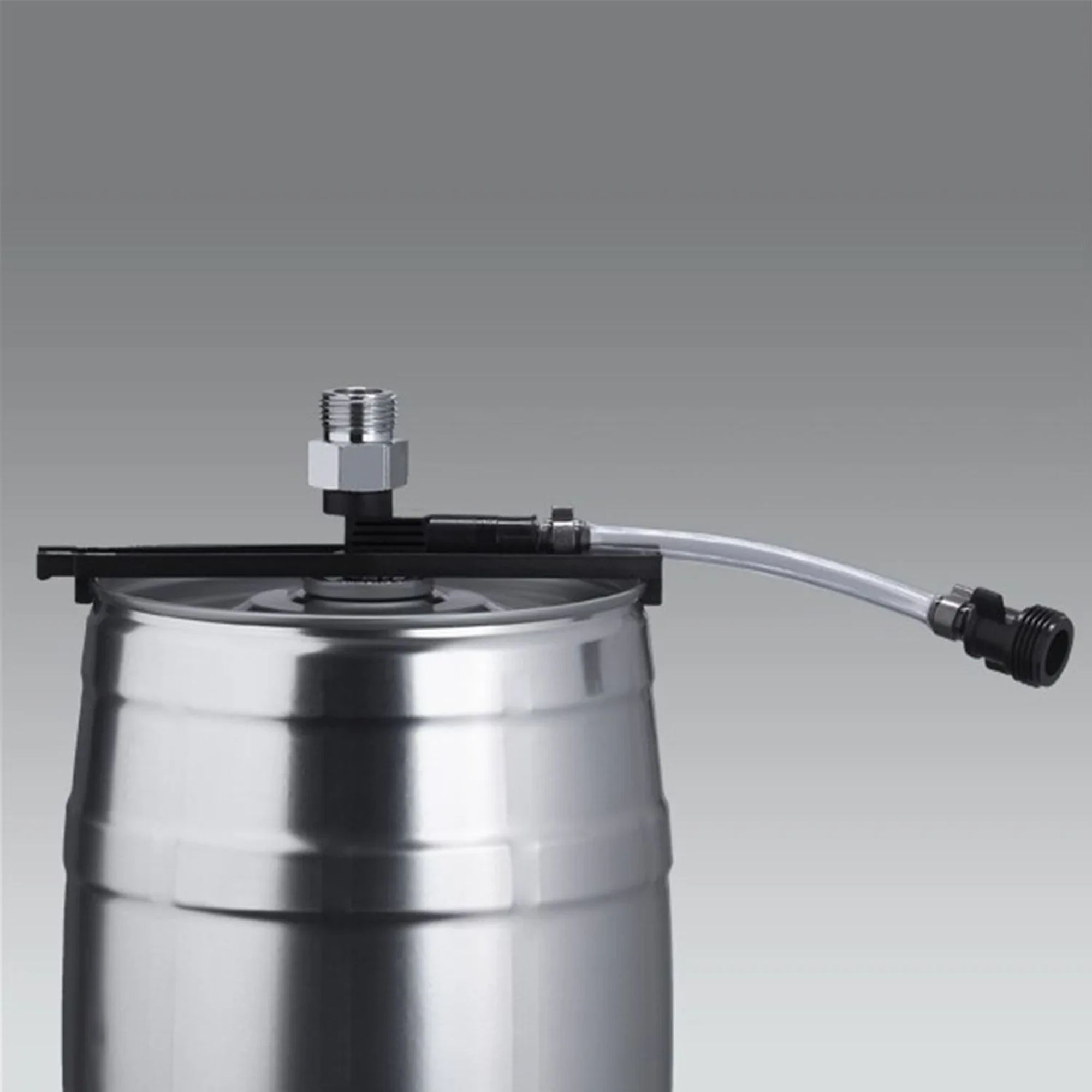 Ein silberner Zapf-Keg mit schwarzem Anschluss und Schlauch.