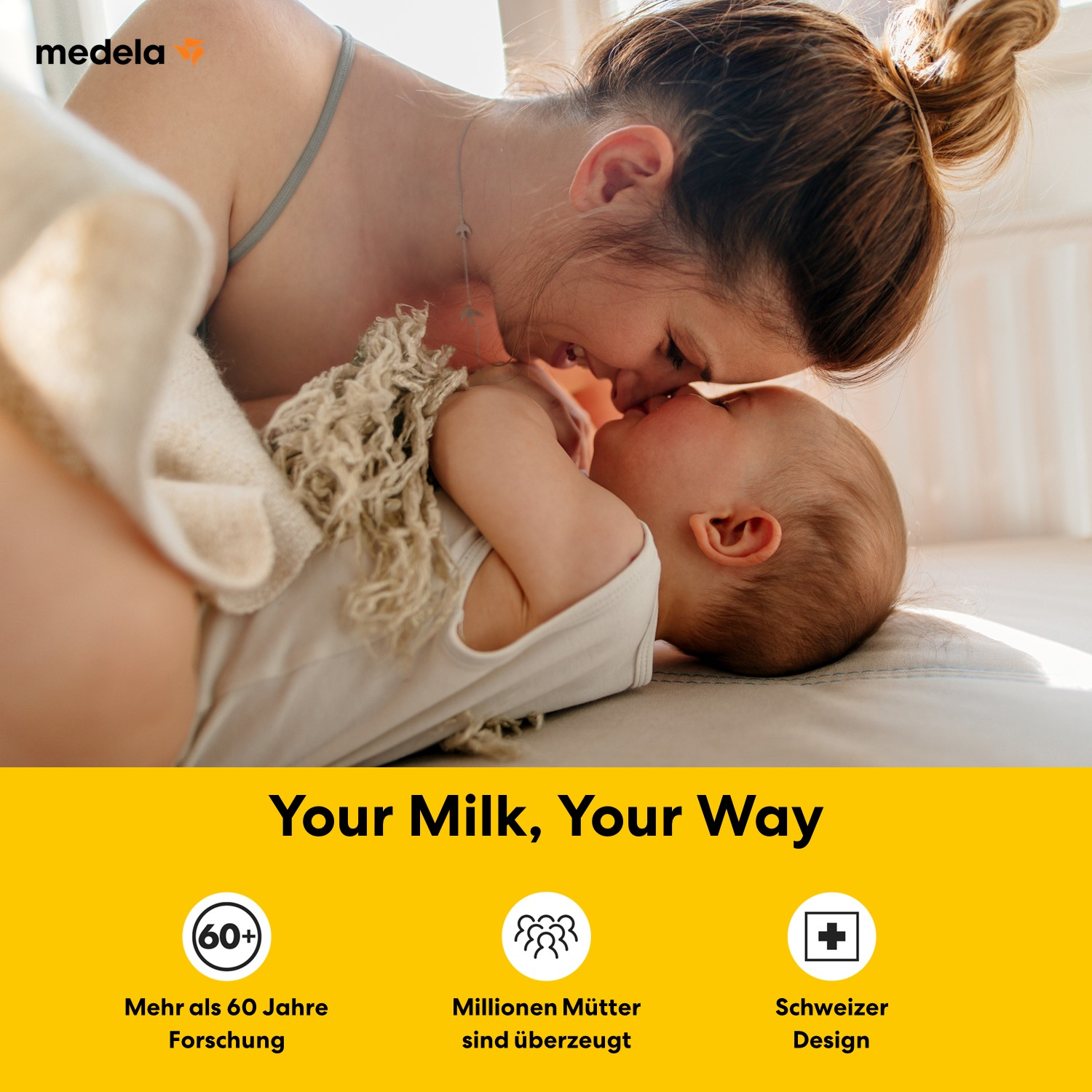 Eine Mutter und ihr Baby kuscheln innig. Medela-Logo oben links.