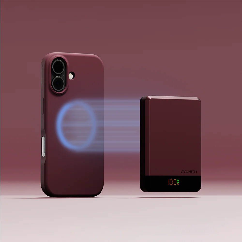 Coque de téléphone bordeaux avec anneau de charge bleu, à côté d'une batterie externe Cygnett bordeaux affichant 100% de charge.