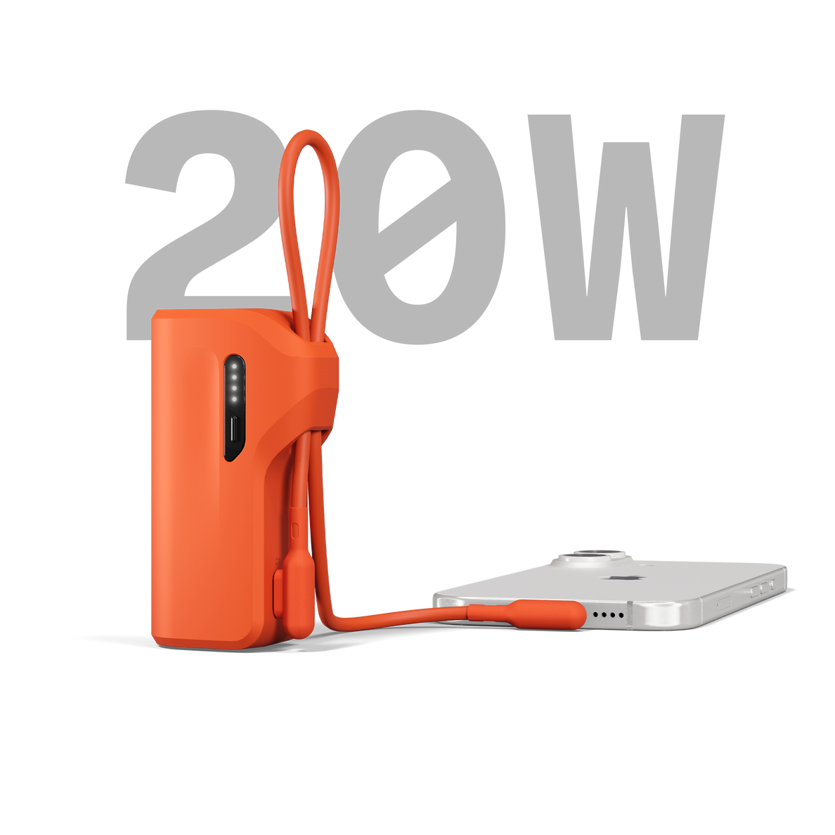 Orange Powerbank lädt ein silbernes Smartphone mit einem orangefarbenen Kabel.