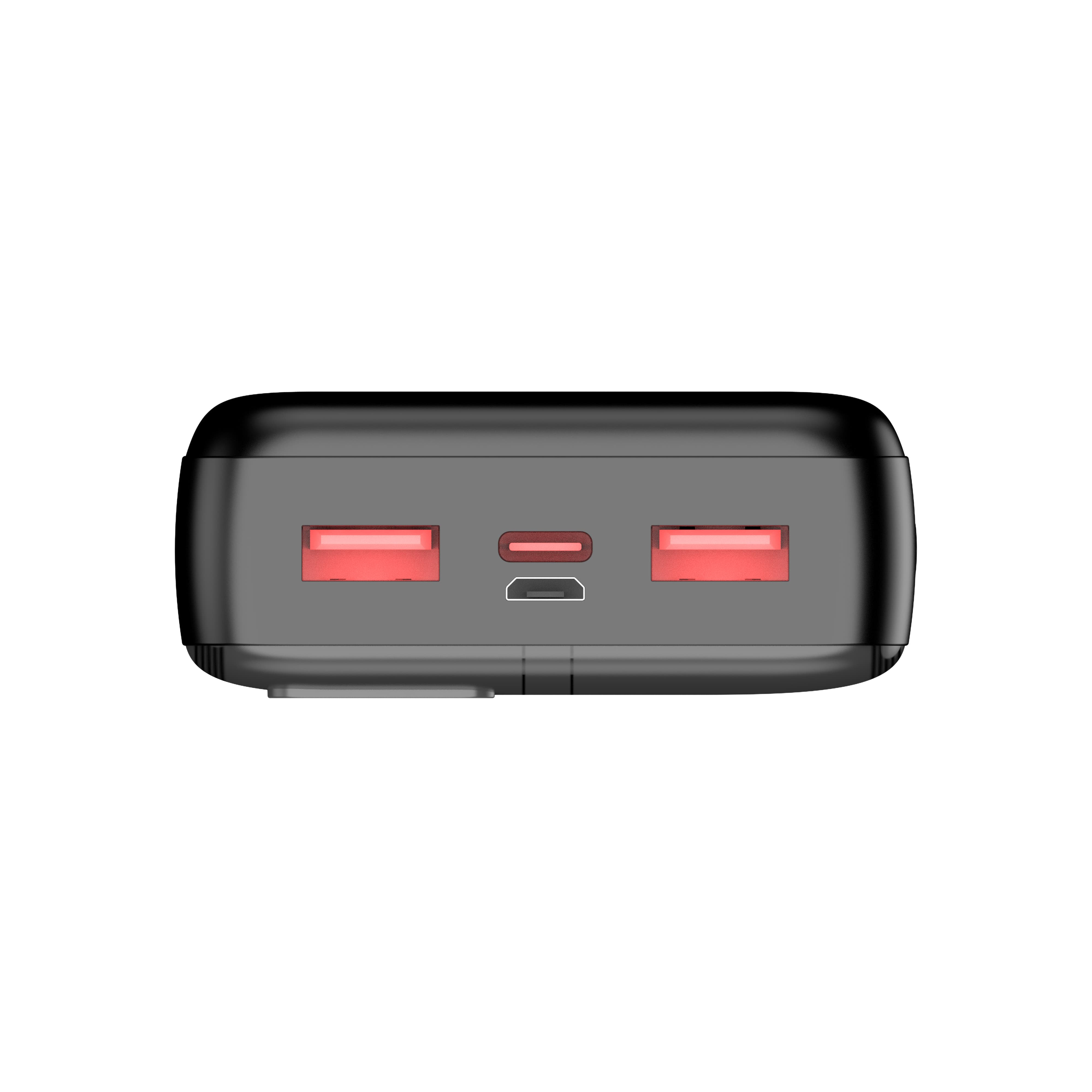 Power bank nero con due porte USB-A e una porta USB-C.
