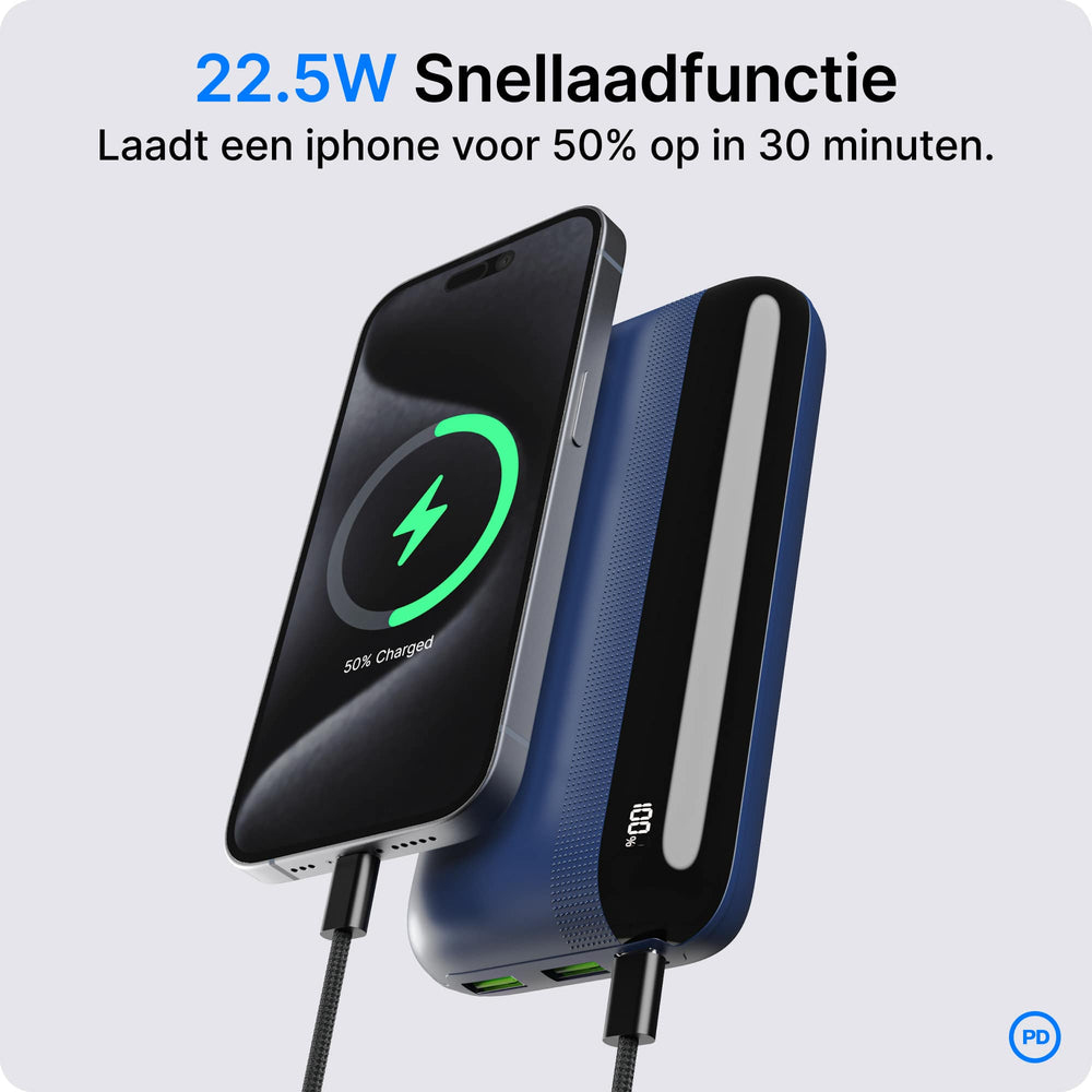 Ein blaues iPhone wird von einer blauen Powerbank geladen. 50% angezeigt.