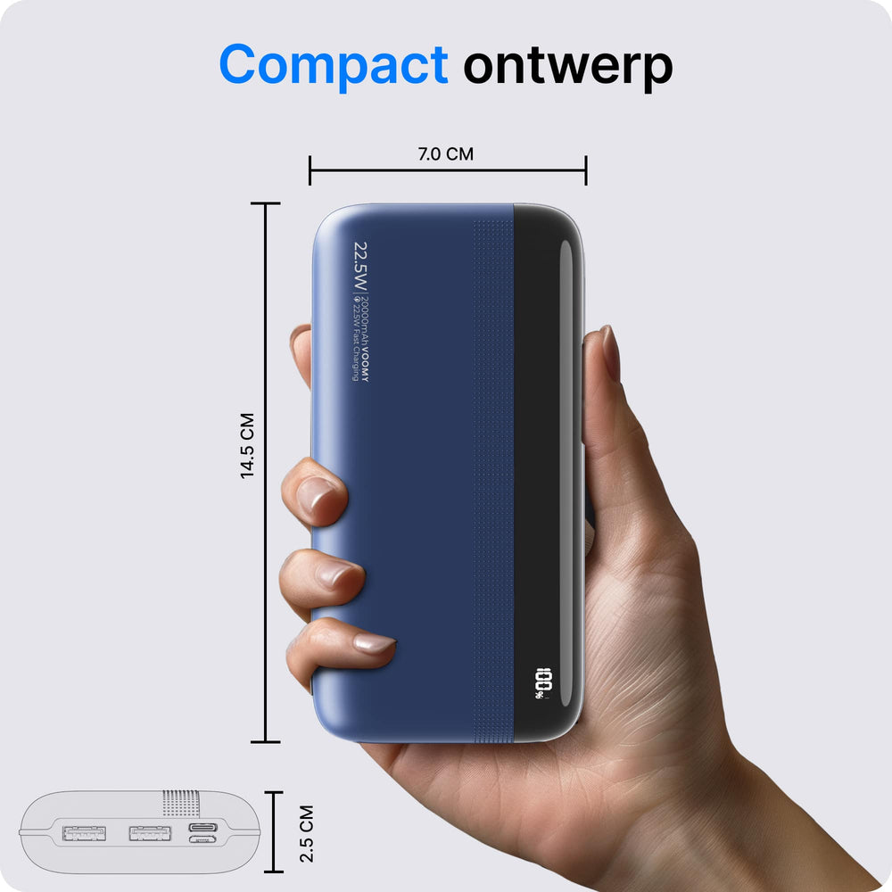 Eine Hand hält eine blaue Powerbank mit Maßen 14,5 cm, 7 cm, 2,5 cm. Zu 100 % aufgeladen.