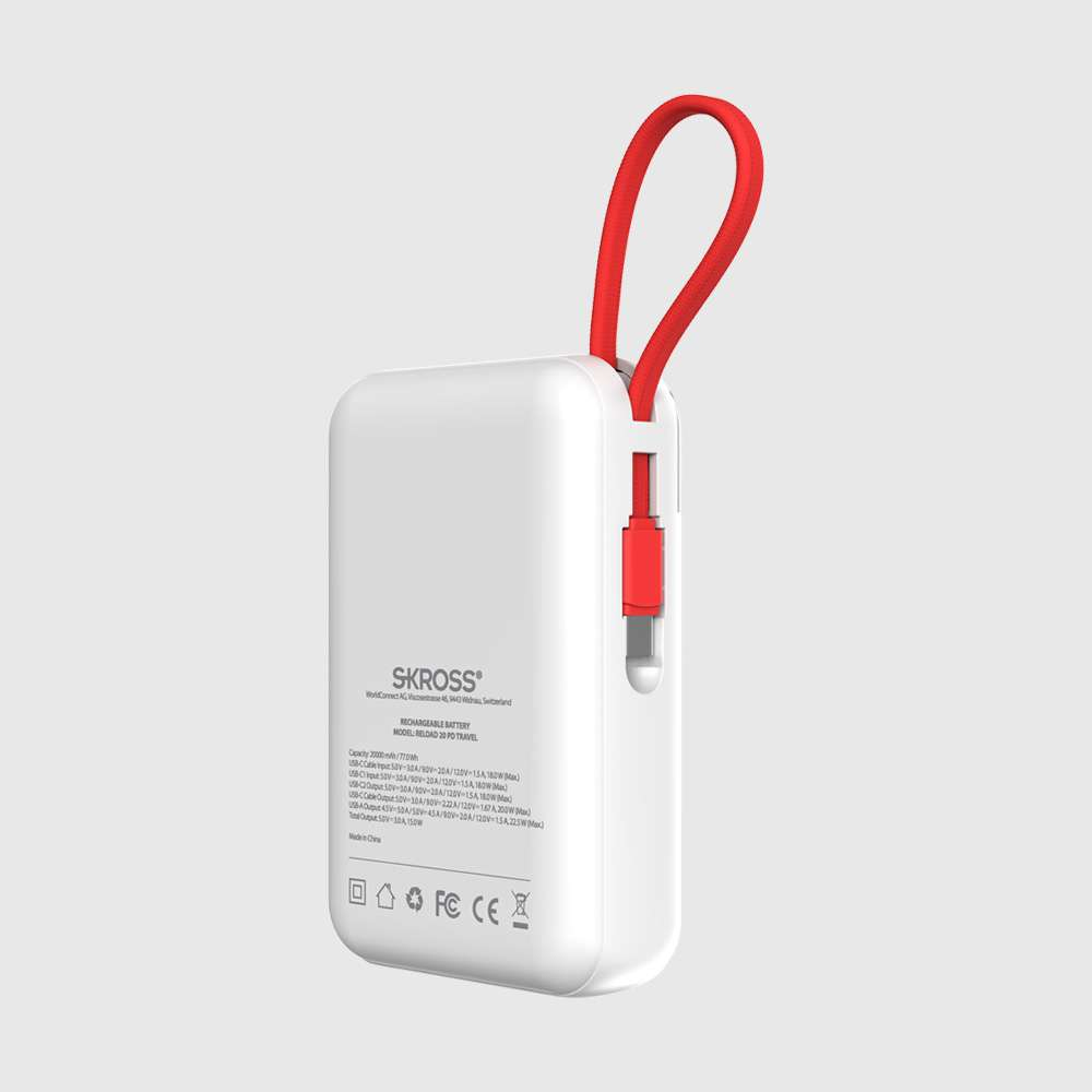 Une batterie externe blanche Skross avec une sangle rouge et un port de charge.