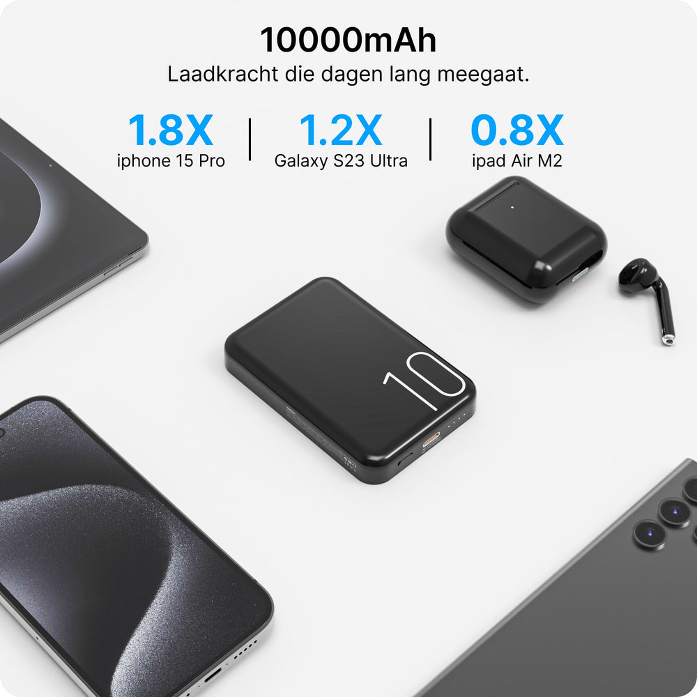 Power bank nero con '10' sopra, circondato da telefoni e auricolari.