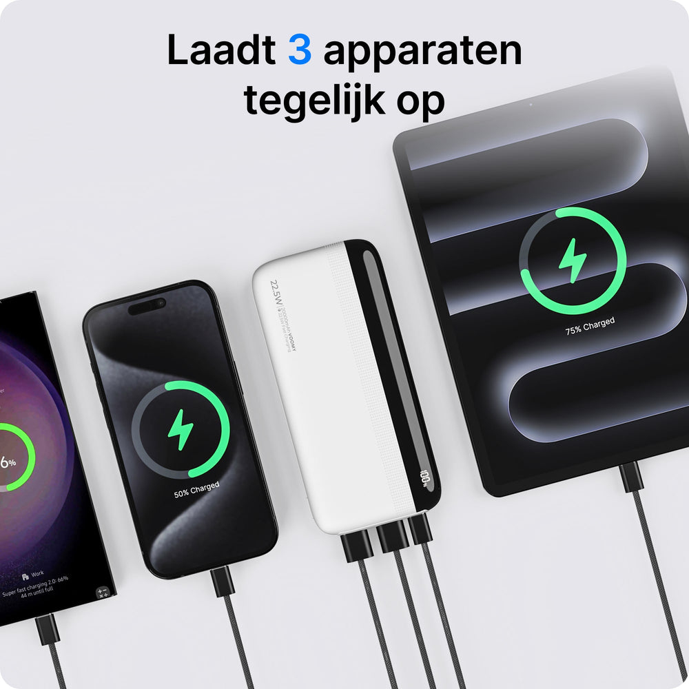 Ein weißes Powerbank lädt drei Geräte gleichzeitig: zwei Smartphones und ein Tablet.