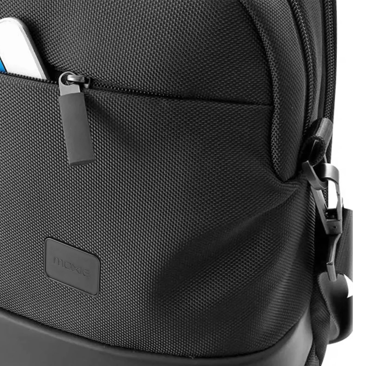 Schwarze Tasche mit Reißverschluss und einem kleinen Namensschild.