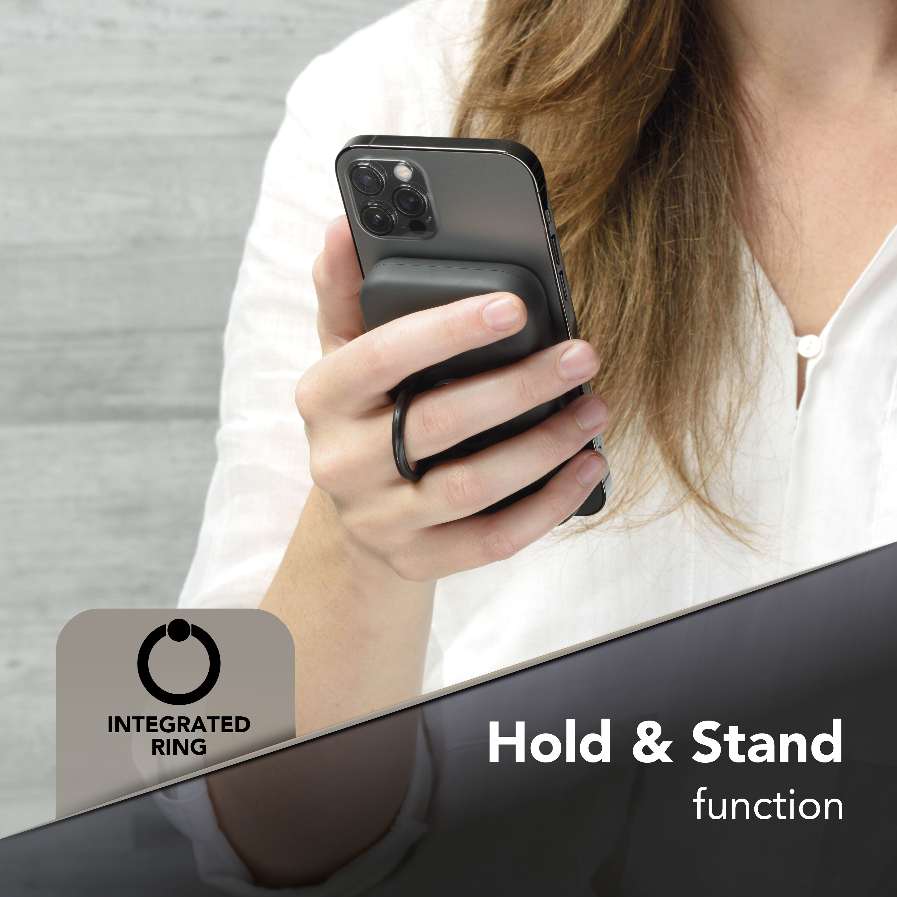 Una donna tiene uno smartphone con un anello di supporto nero e pacco batteria.
