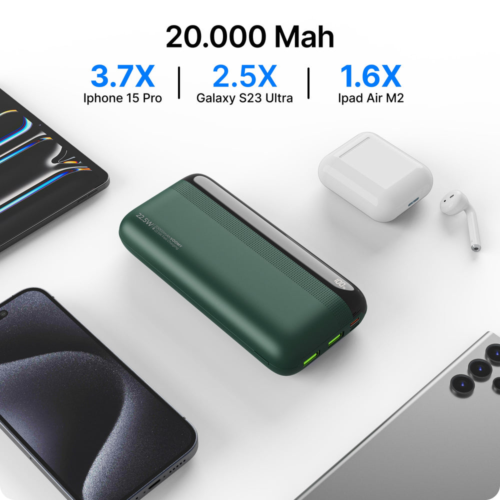 Dunkelgrünes Powerbank mit 20.000 mAh, daneben Smartphones und AirPods.