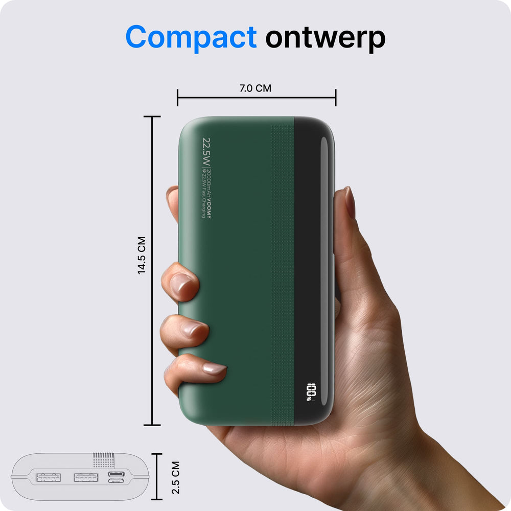 Eine Hand hält eine grüne Powerbank mit 100 % Ladung. Maße: 14,5 x 7 x 2,5 cm.