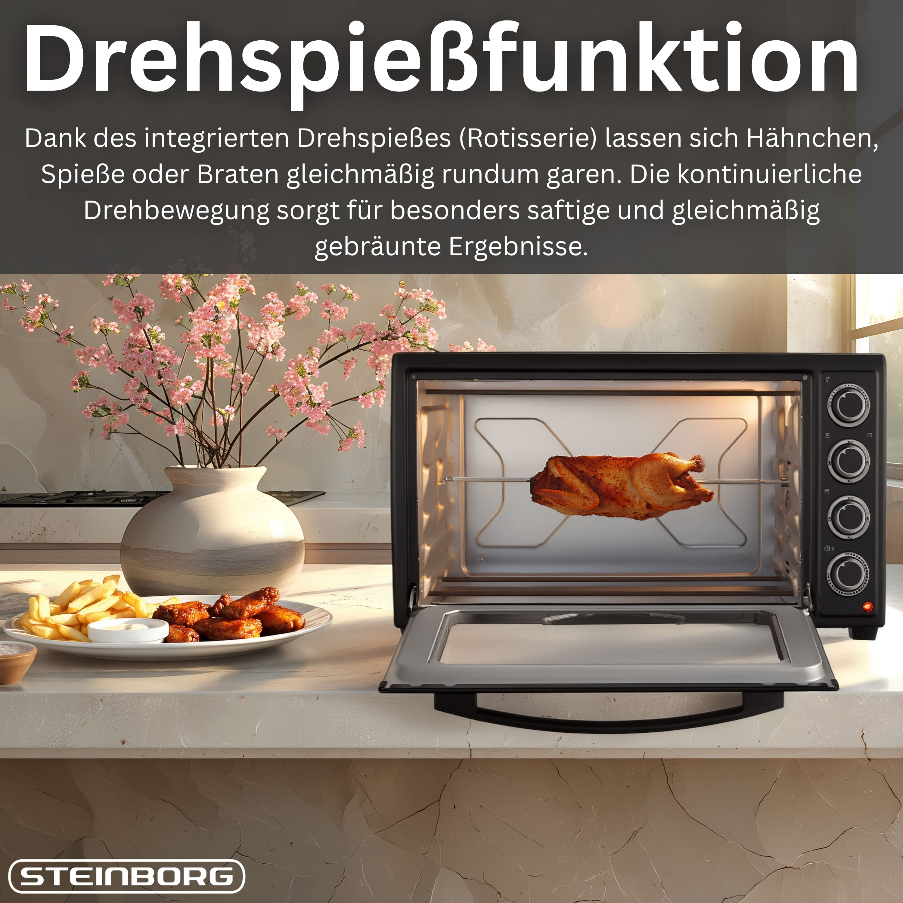 Ein Ofen mit Drehspieß gart ein Hähnchen; daneben ein Teller mit Pommes und Wings.