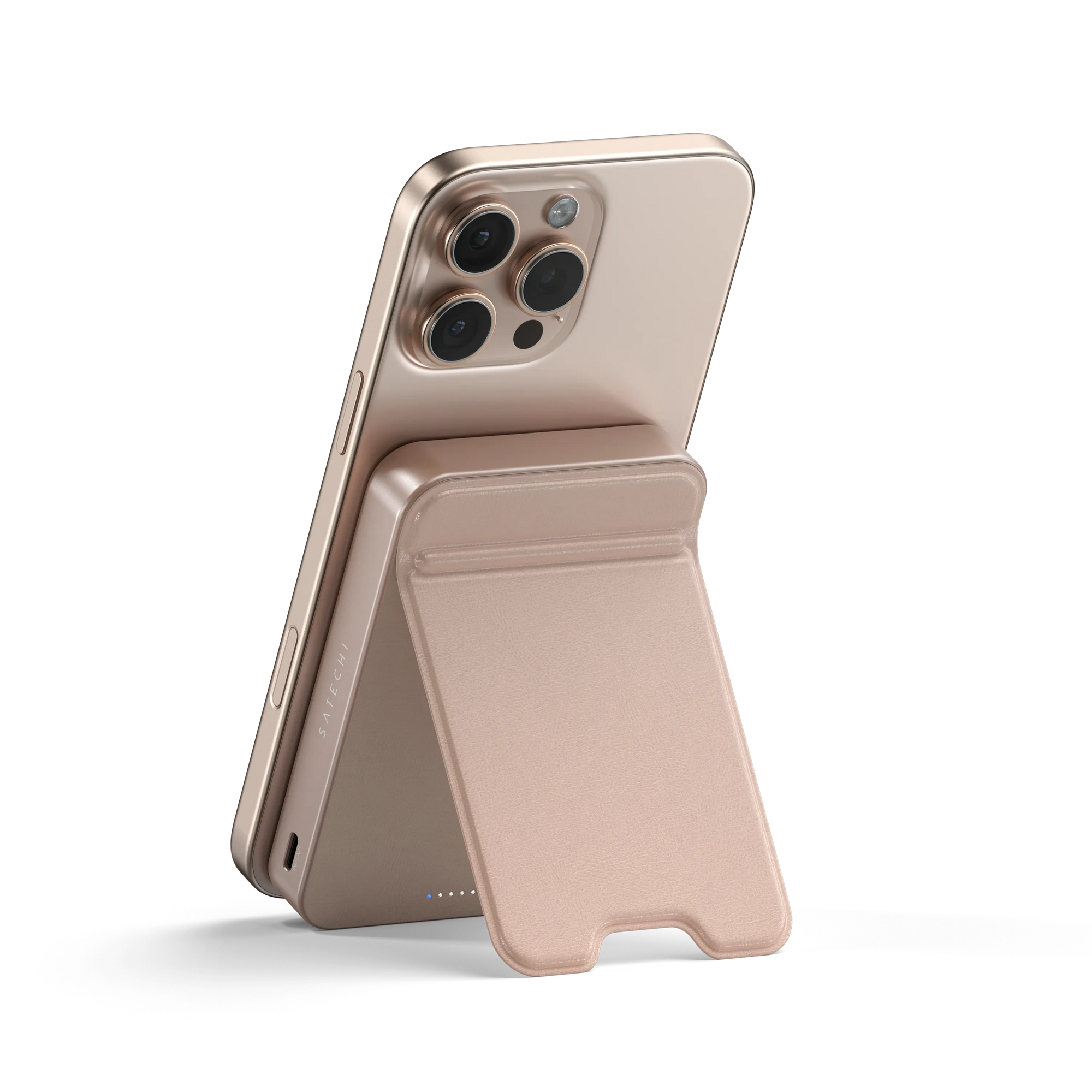 Ein goldenes iPhone mit einer Ständerhülle, die auf einem weißen Hintergrund steht.