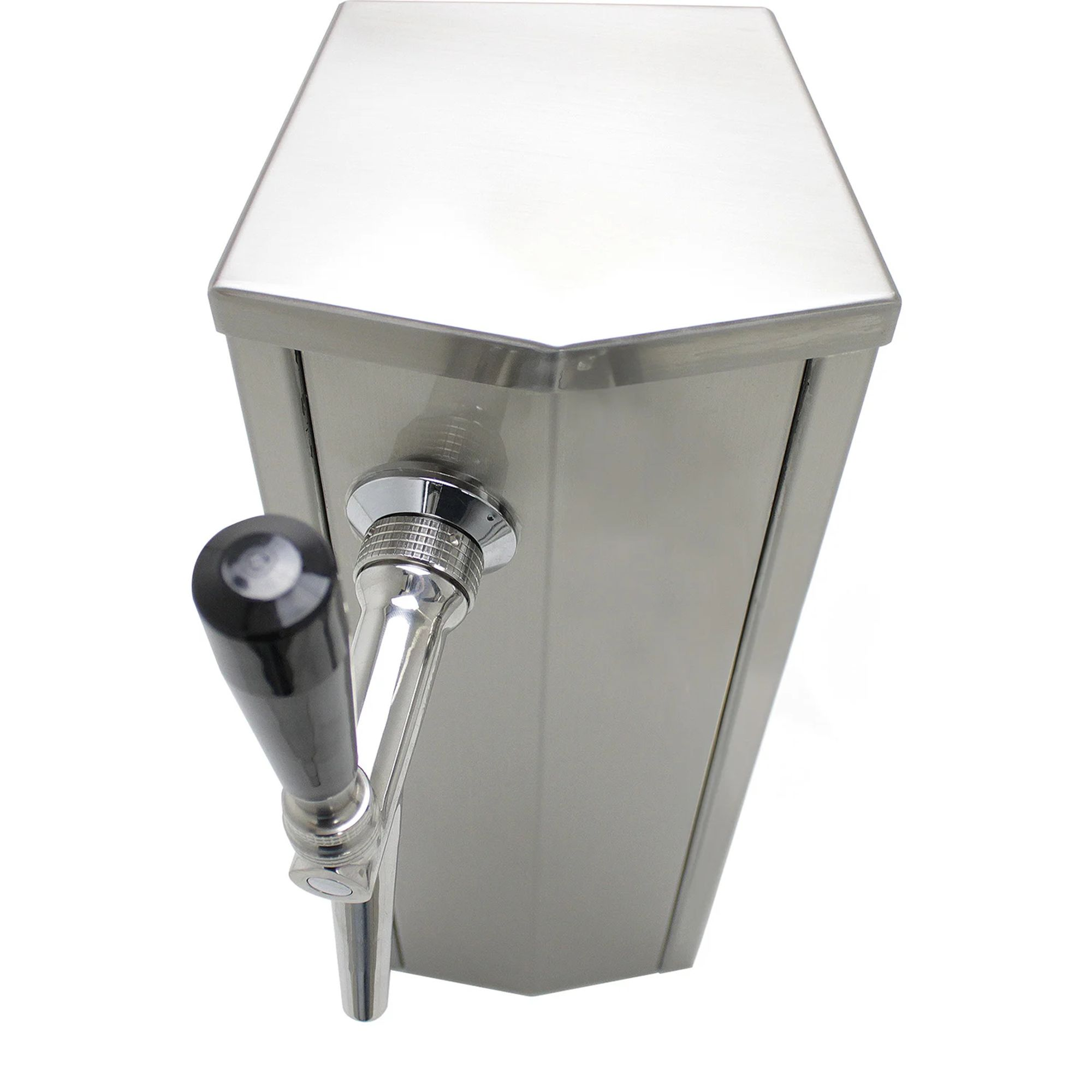 Een zilveren biertap met een zwart handvat op een zilveren behuizing.
