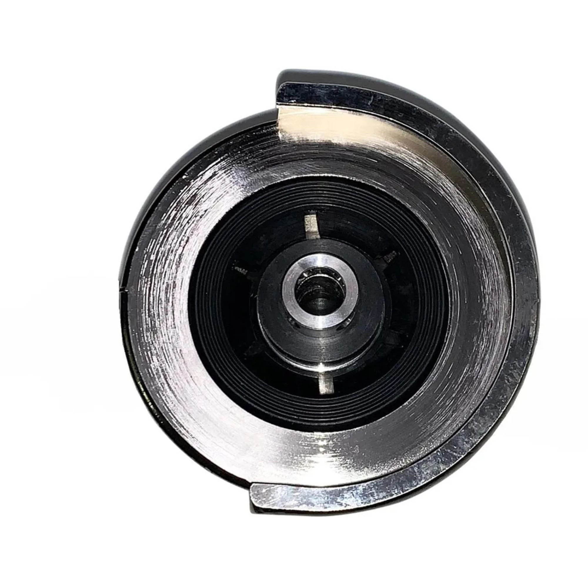 Een metalen, cirkelvormig object met concentrische groeven en een centrale opening.