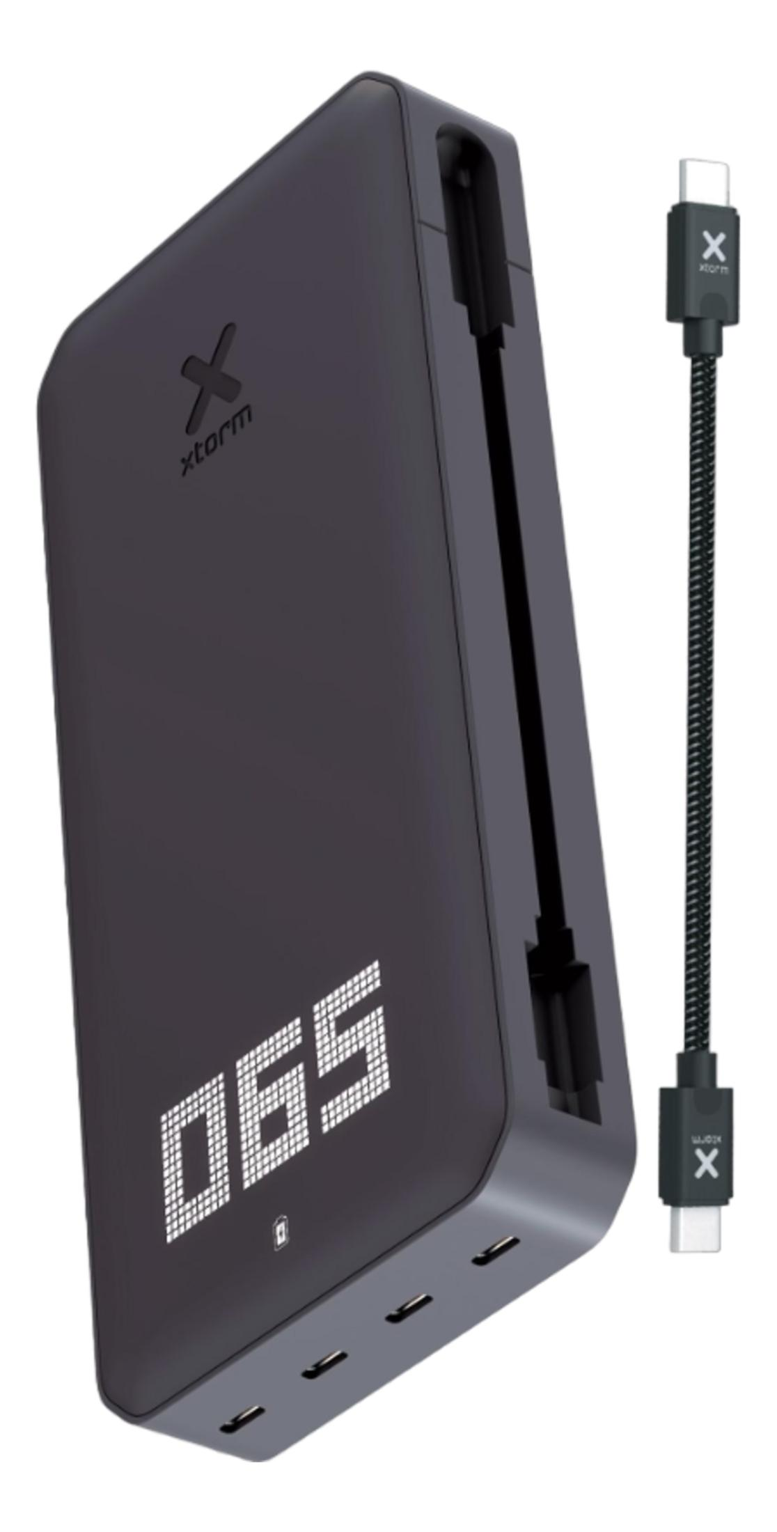 Ein dunkler Xtorm Powerbank mit digitaler Anzeige und USB-C-Kabel.