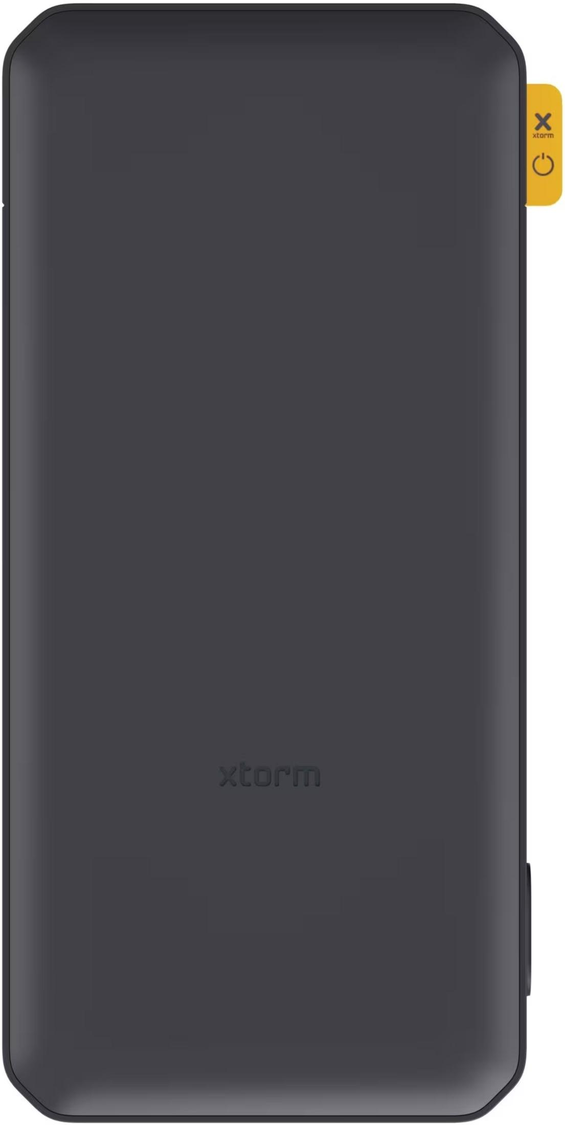Ein dunkelgraues tragbares Ladegerät mit dem Xtorm-Logo und einem gelben Power-Button-Tab.