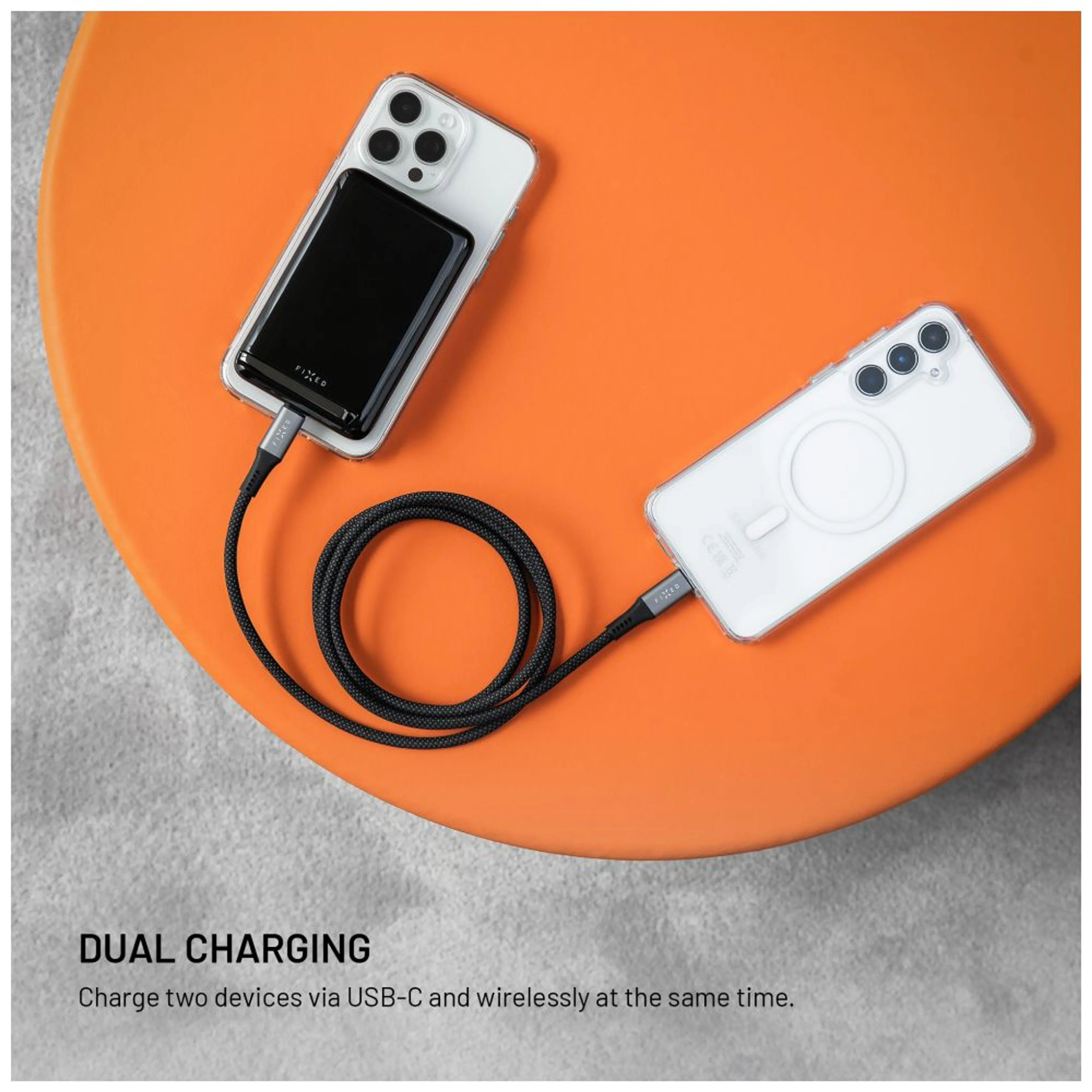 Zwei iPhones werden gleichzeitig geladen, eines per Kabel, eines drahtlos.