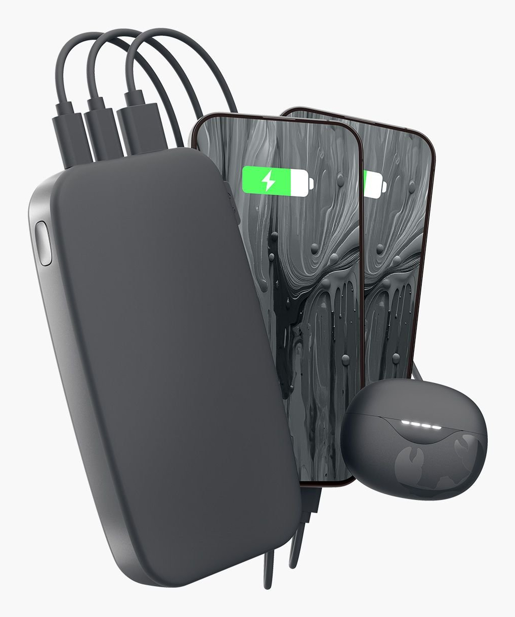 Szara powerbank ładuje dwa smartfony. Obok leżą bezprzewodowe słuchawki.