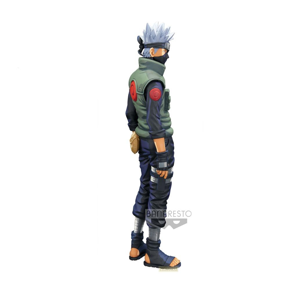 Figur von Kakashi Hatake mit grauem Haar, grüner Weste, dunkler Kleidung und Maske.