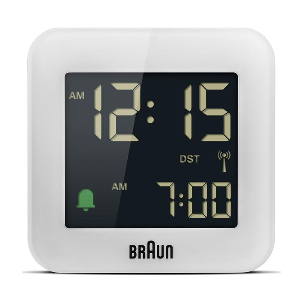 Un réveil numérique blanc affiche 12:15 AM et 7:00 AM.