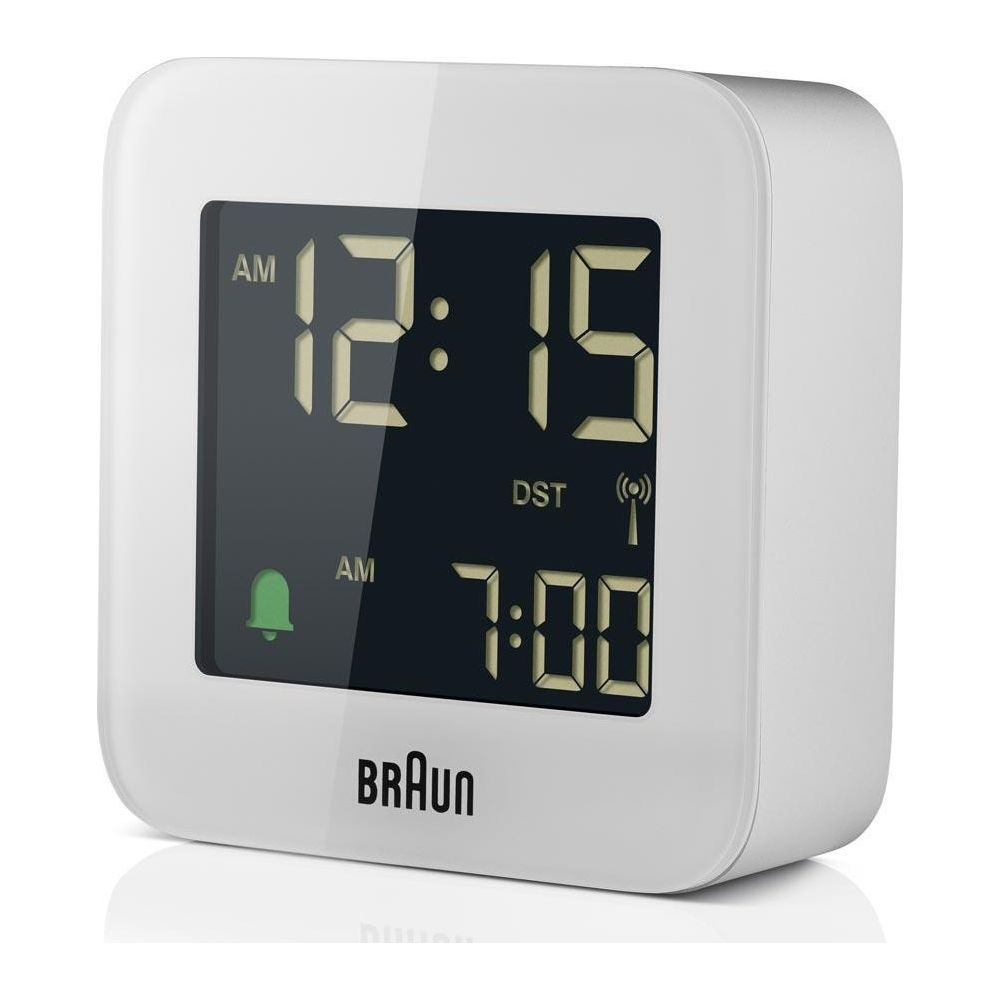 Un réveil numérique Braun blanc affiche 12:15 AM et 7:00 AM.