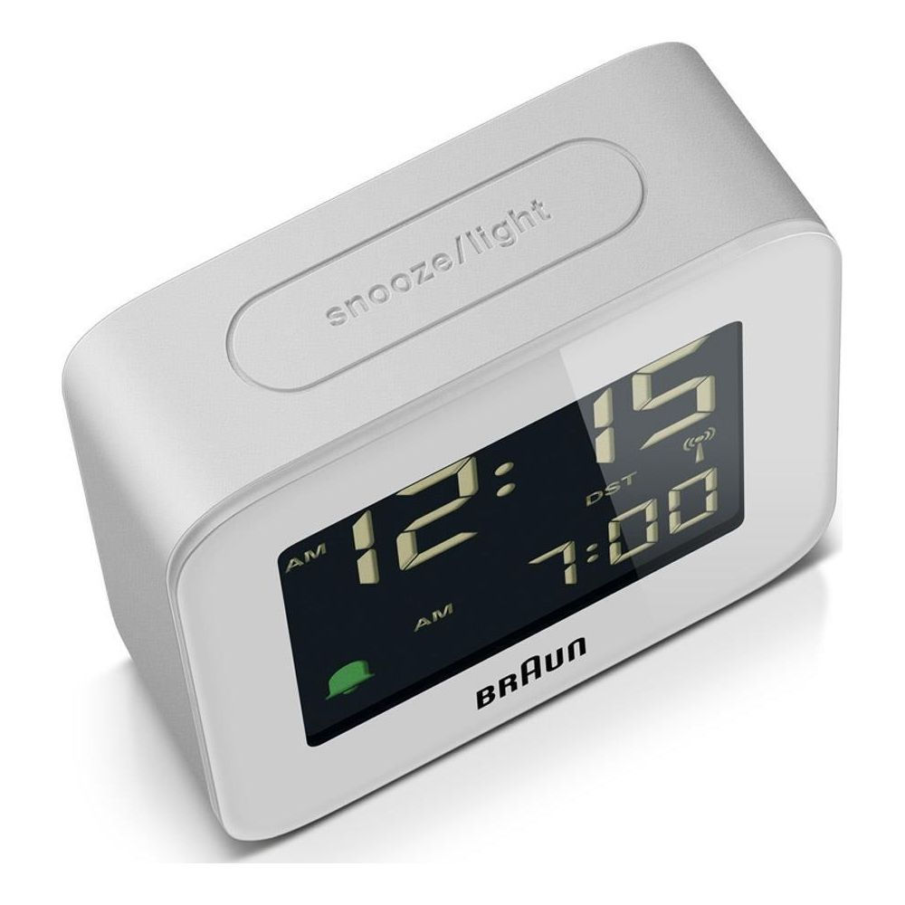 Un réveil numérique Braun blanc avec bouton snooze/lumière.