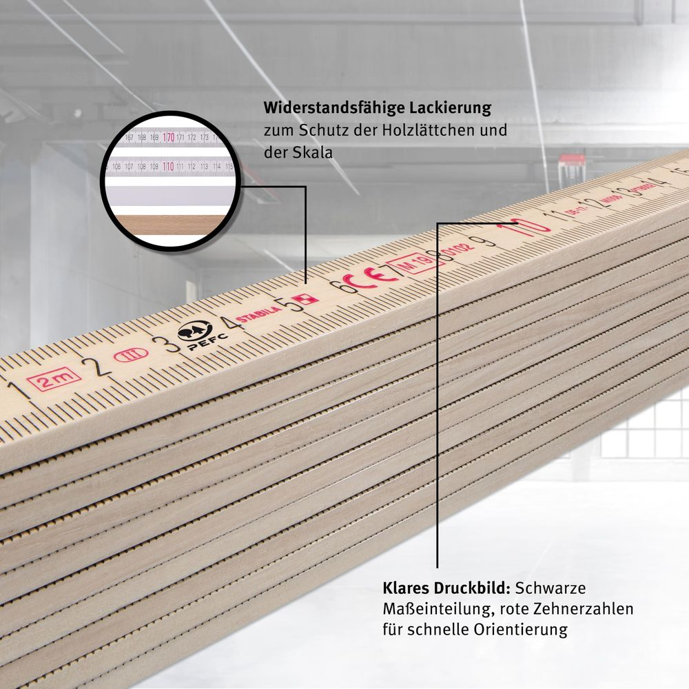 Drewniana miarka składana z wyraźnymi oznaczeniami i cyframi. Tekst podkreśla trwałą powłokę.