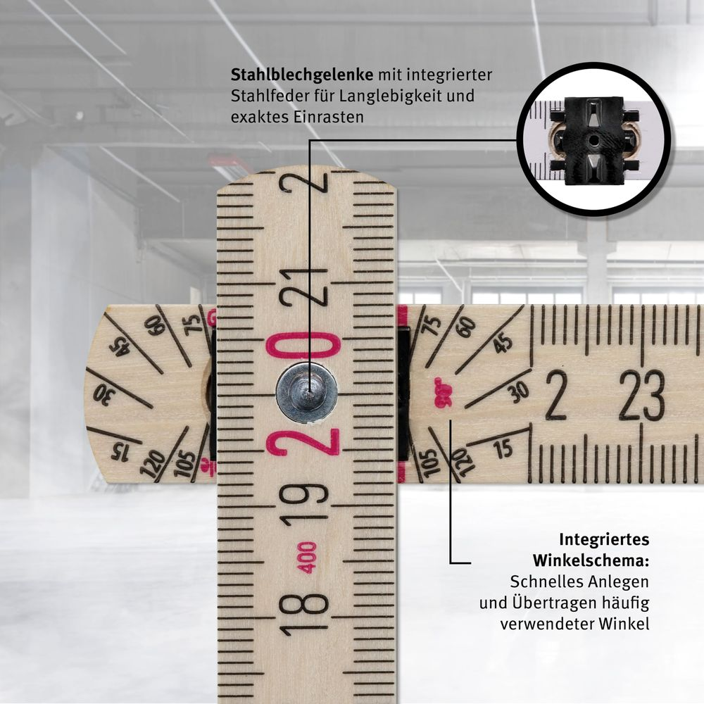 Składana drewniana linijka ze skalą kątową i metalowym przegubem. Zblizenie.